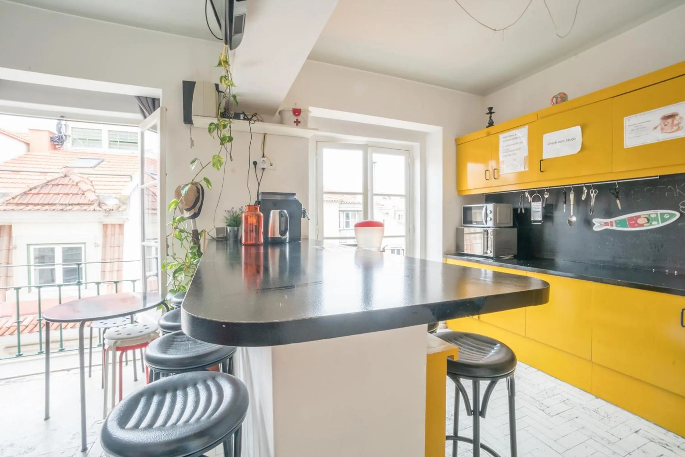 Communal lounge/ TV room in Vistas de Lisboa Hostel