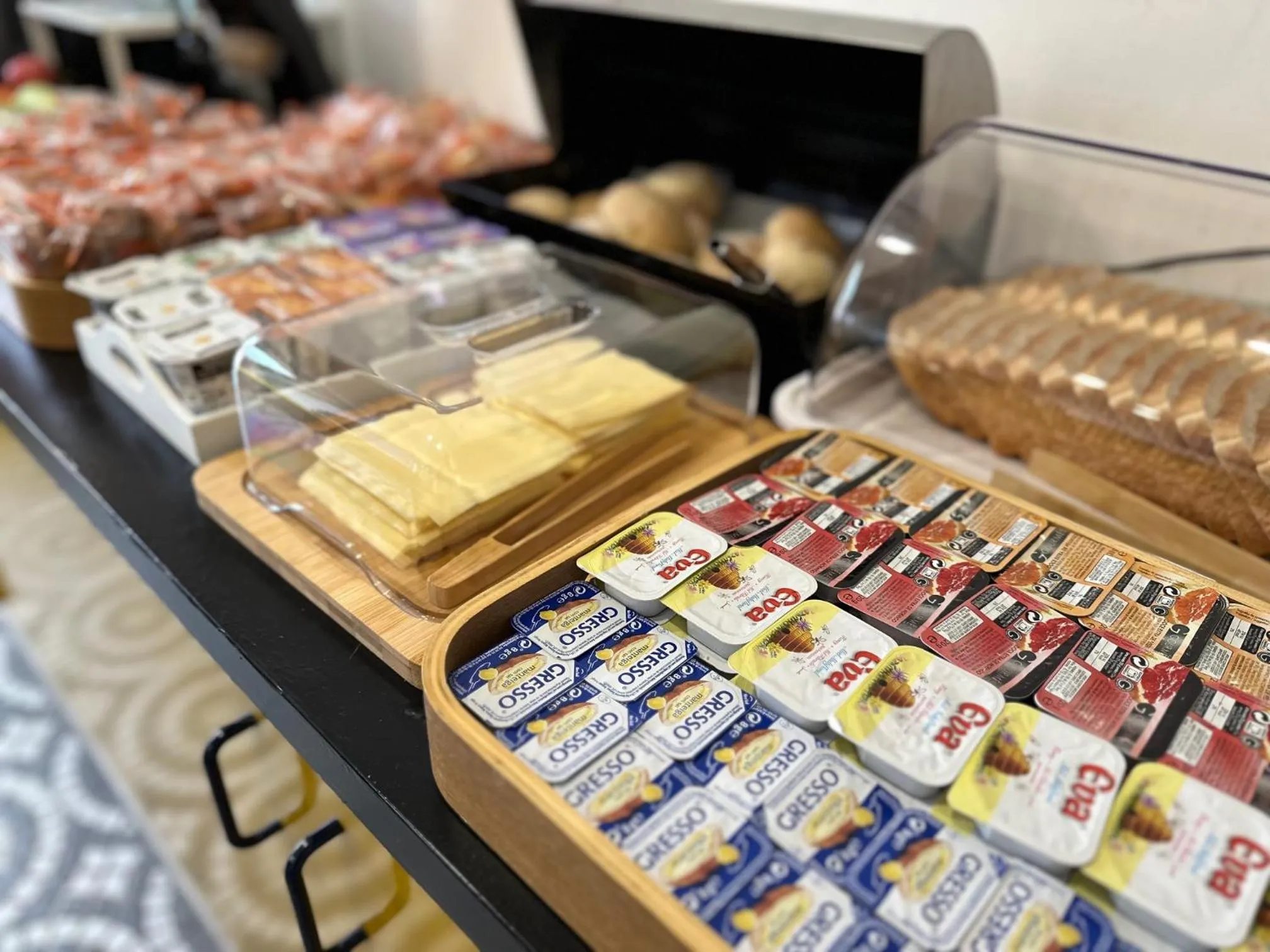 Buffet breakfast in Vistas de Lisboa Hostel