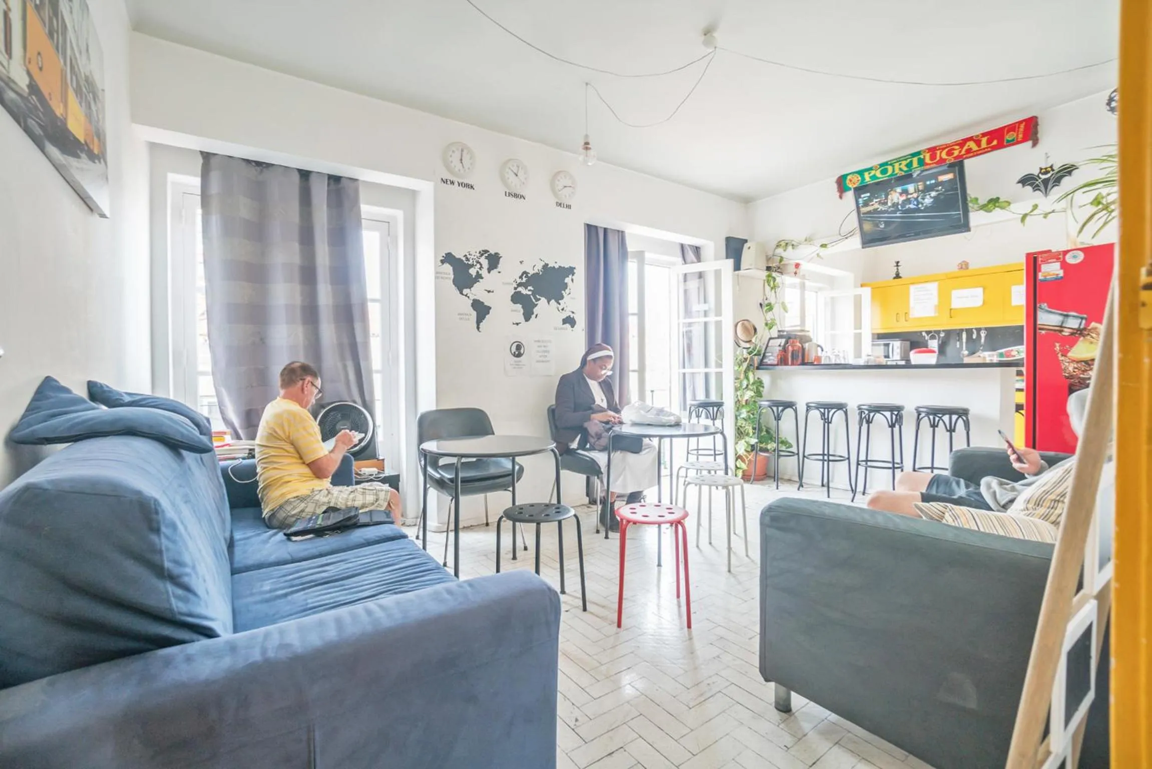 Communal lounge/ TV room in Vistas de Lisboa Hostel