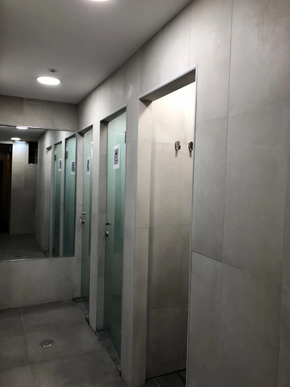 Shower in Vistas de Lisboa Hostel