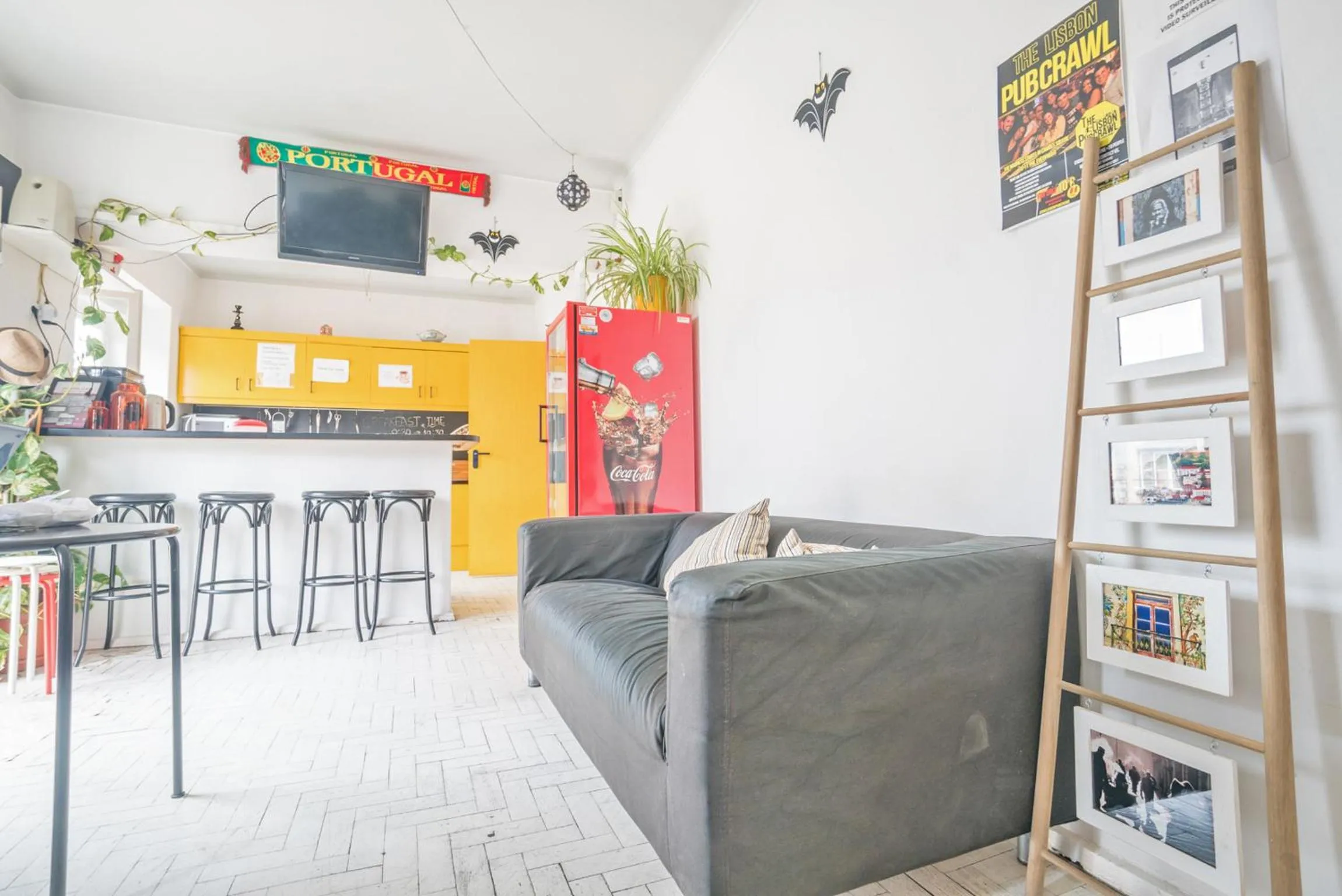 Communal lounge/ TV room in Vistas de Lisboa Hostel