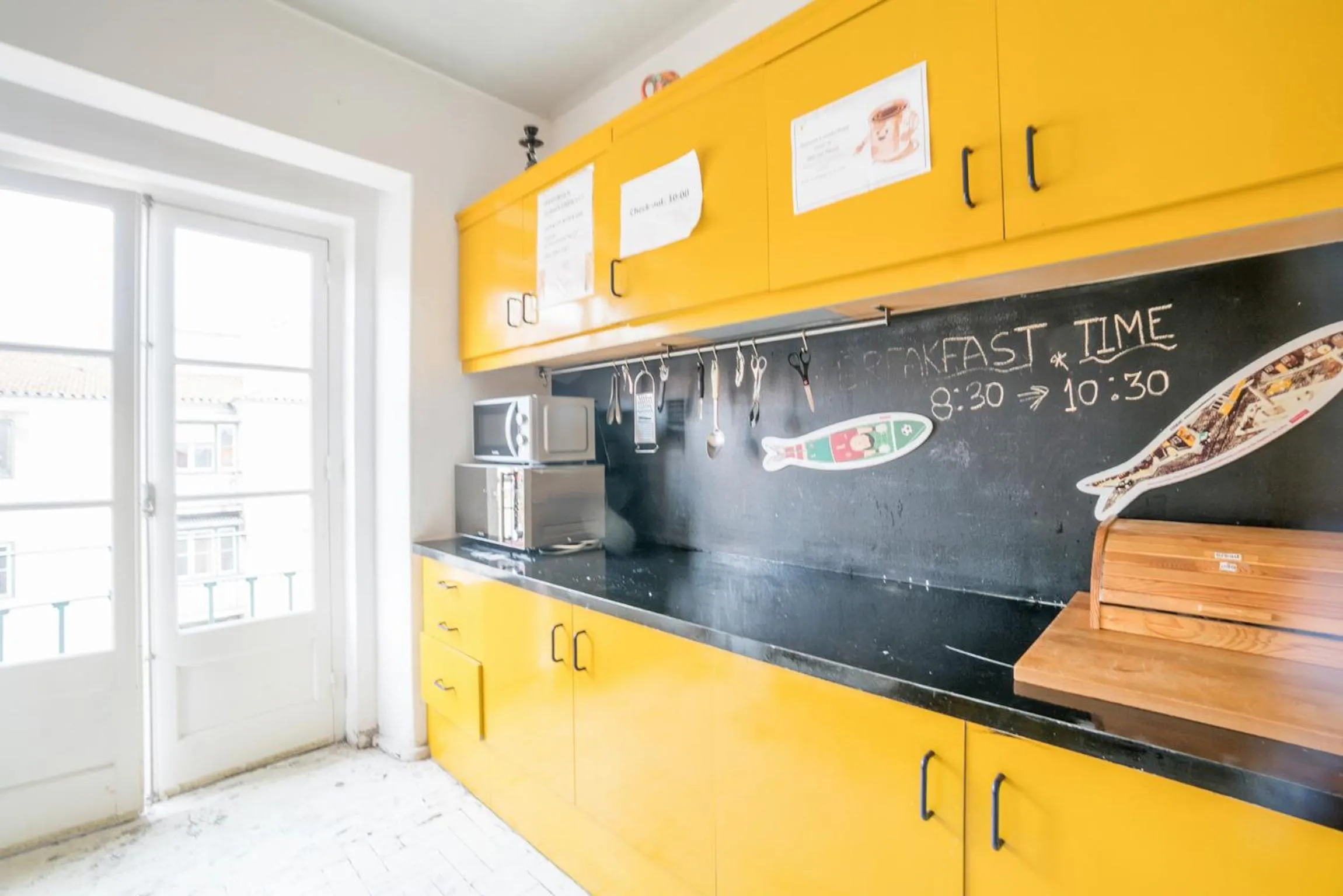 Communal lounge/ TV room in Vistas de Lisboa Hostel