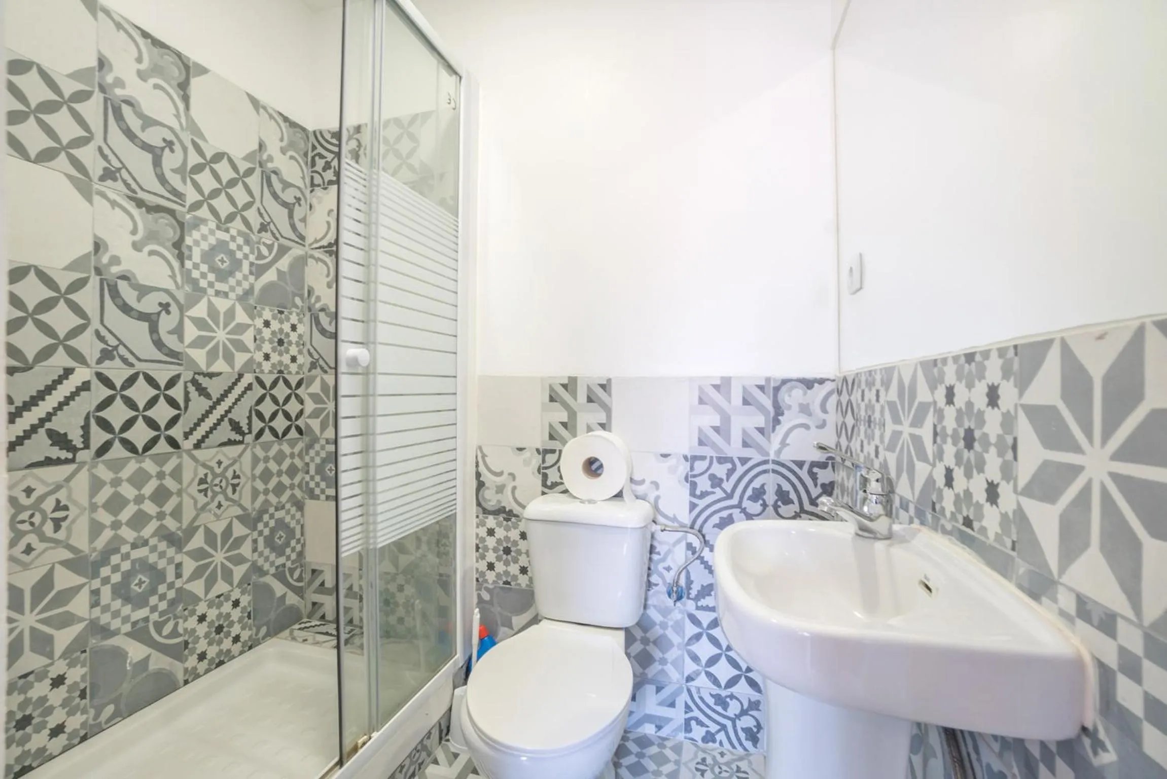 Bathroom in Vistas de Lisboa Hostel