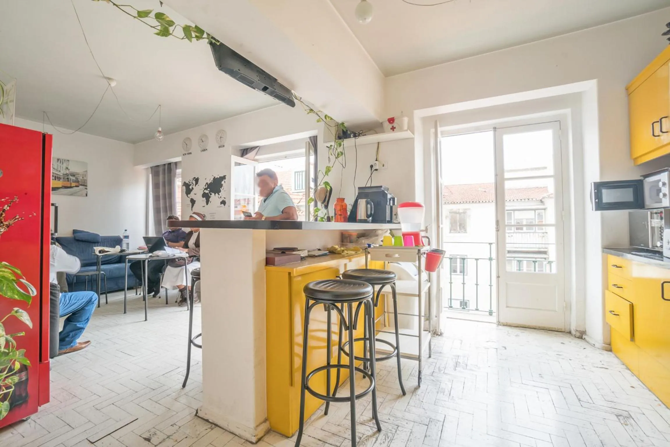Communal lounge/ TV room in Vistas de Lisboa Hostel