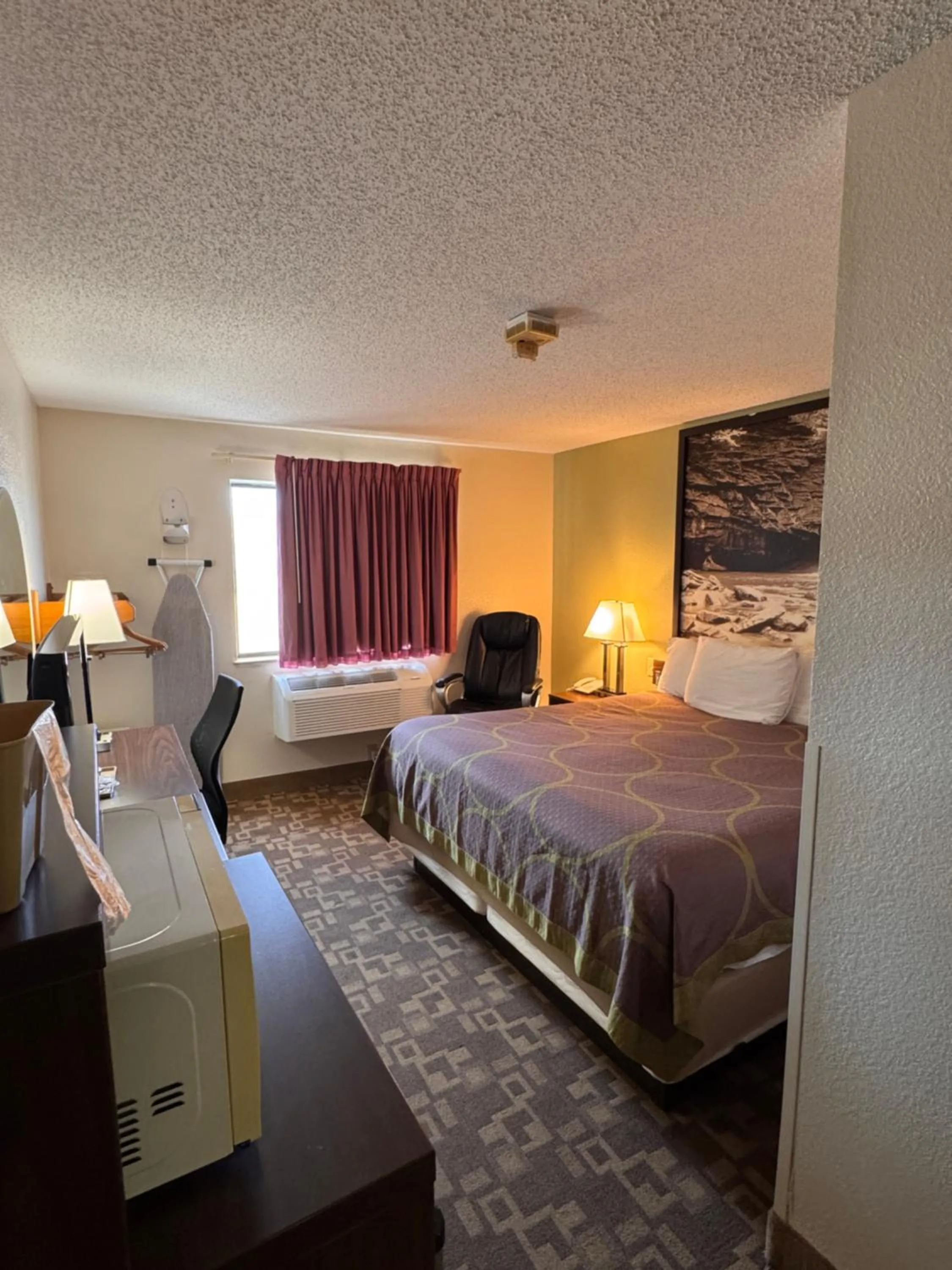 Bed in Super 8 by Wyndham Appomattox VA