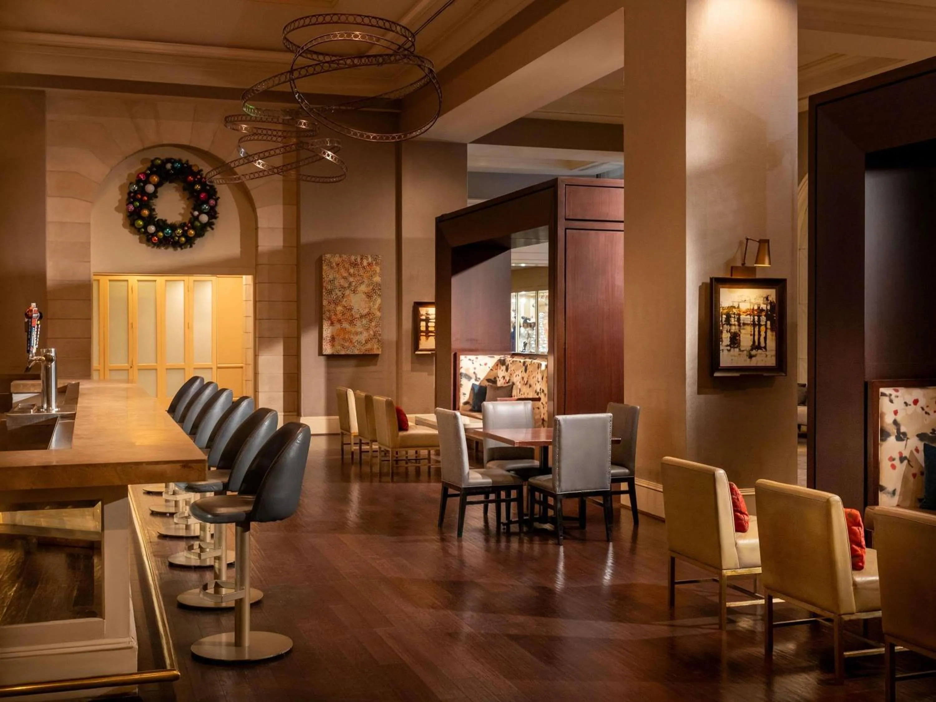 Lounge or bar in Fairmont Dallas