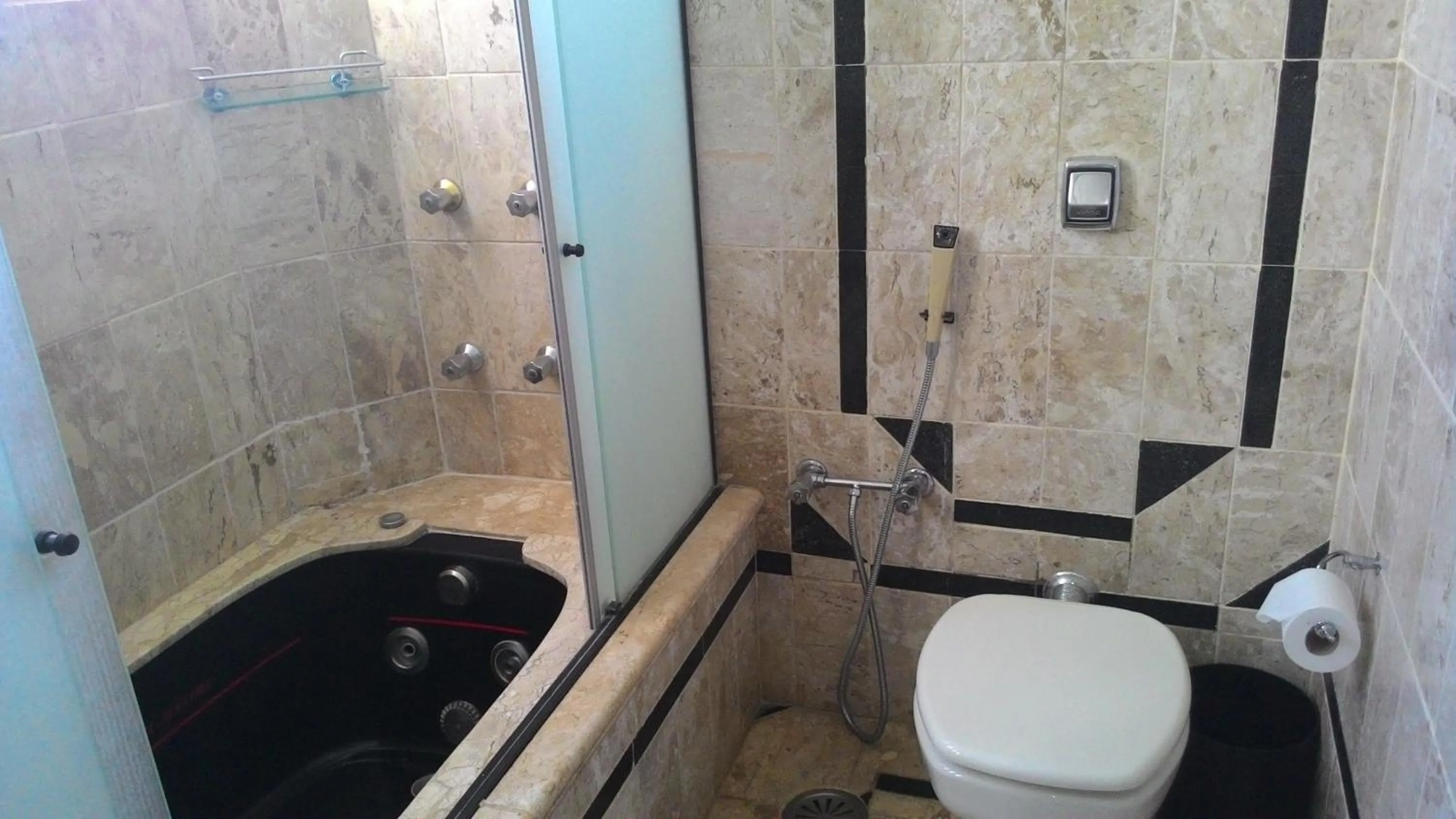 Bathroom in Pekin Palace Hotel