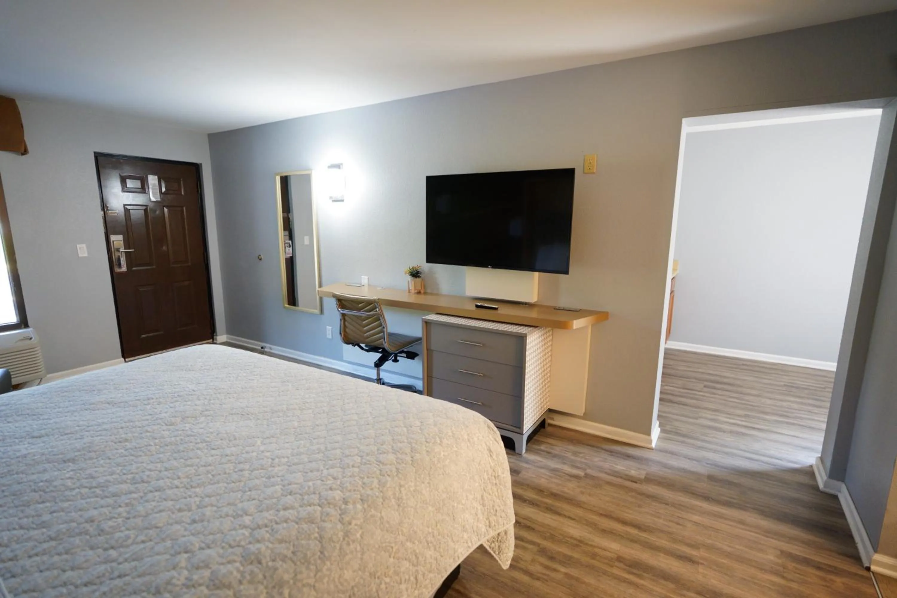 View (from property/room), Bed in Columbus Inn and Suites