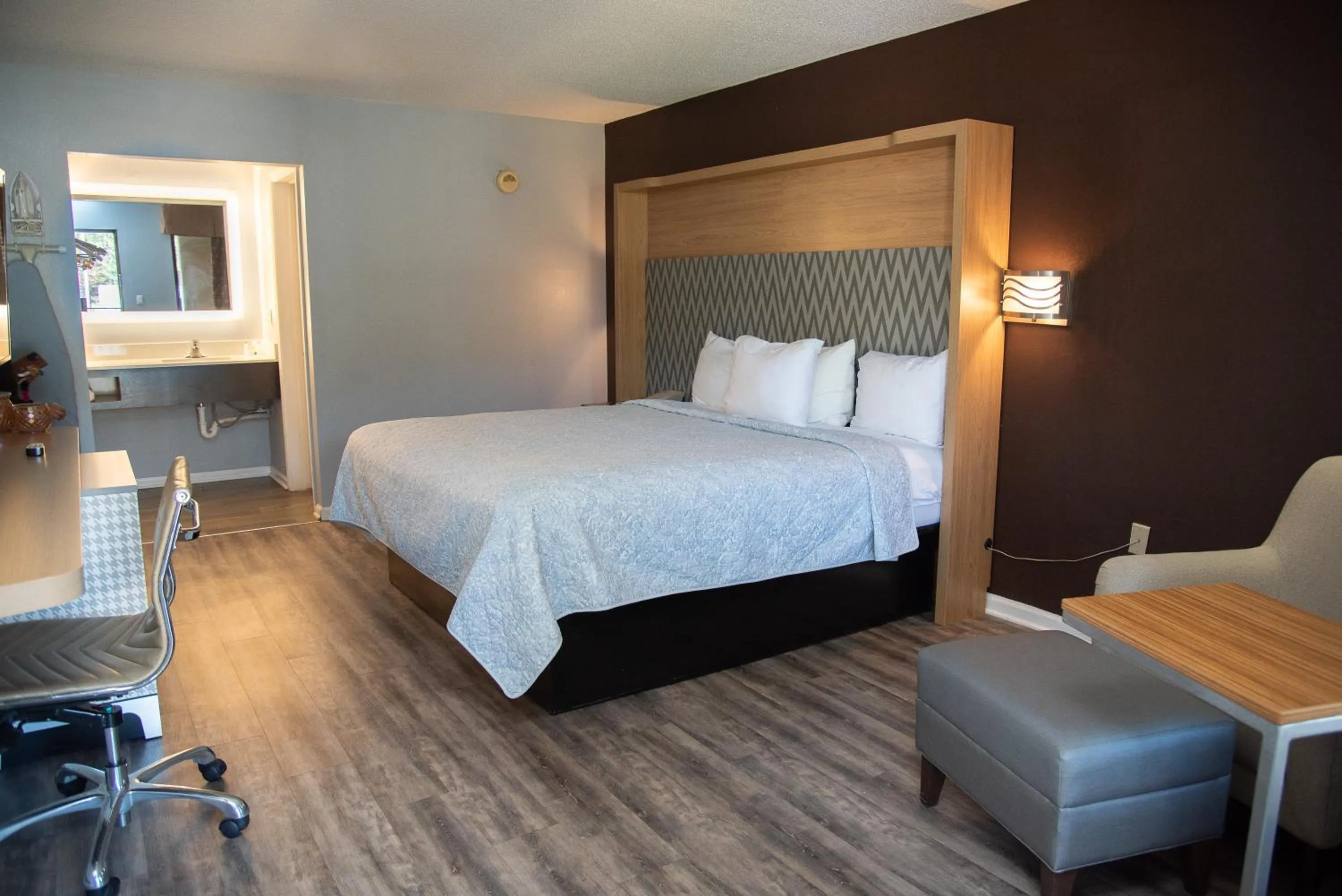 View (from property/room), Bed in Columbus Inn and Suites