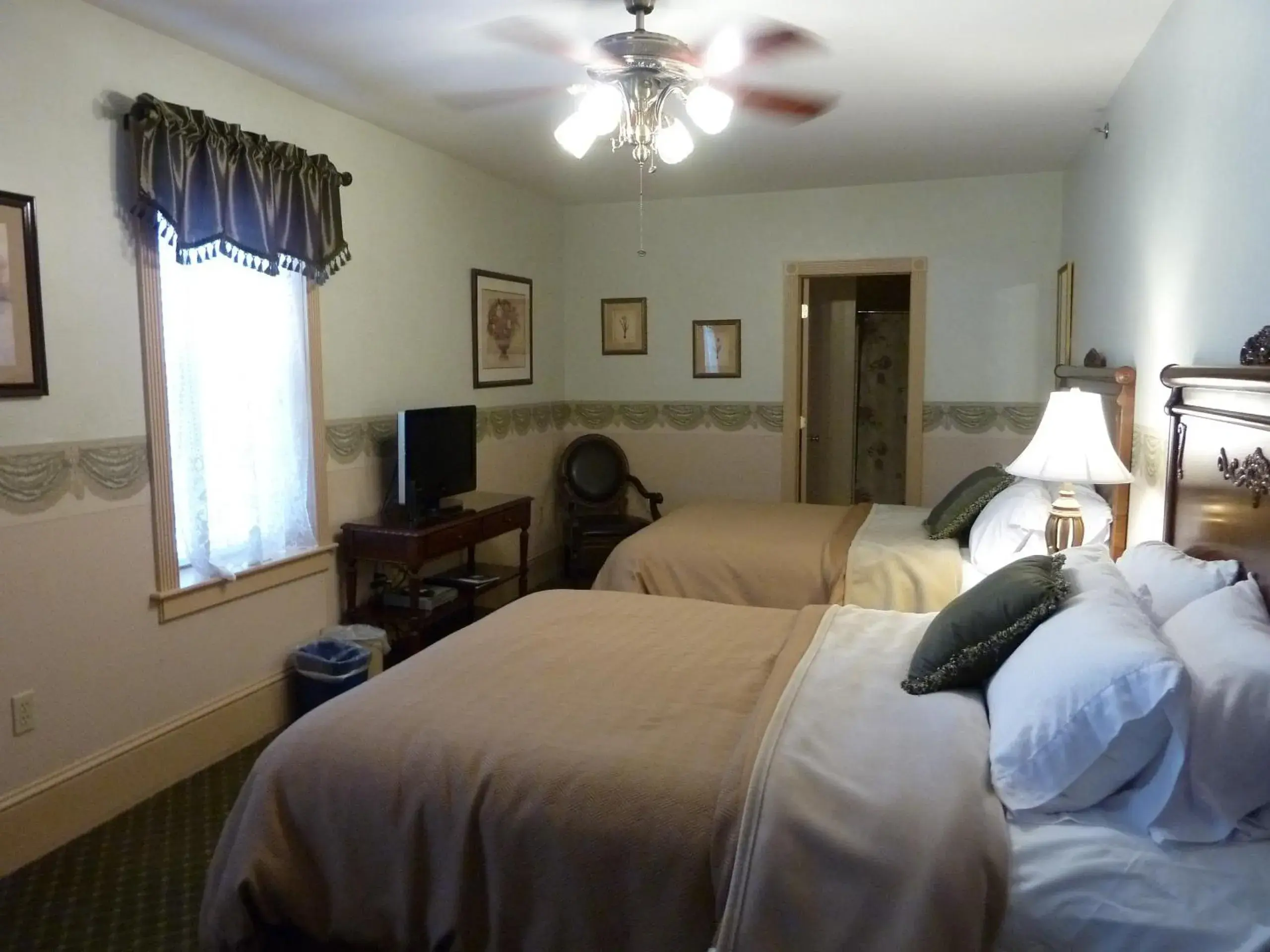 Day, Bed in The Inn at Jim Thorpe