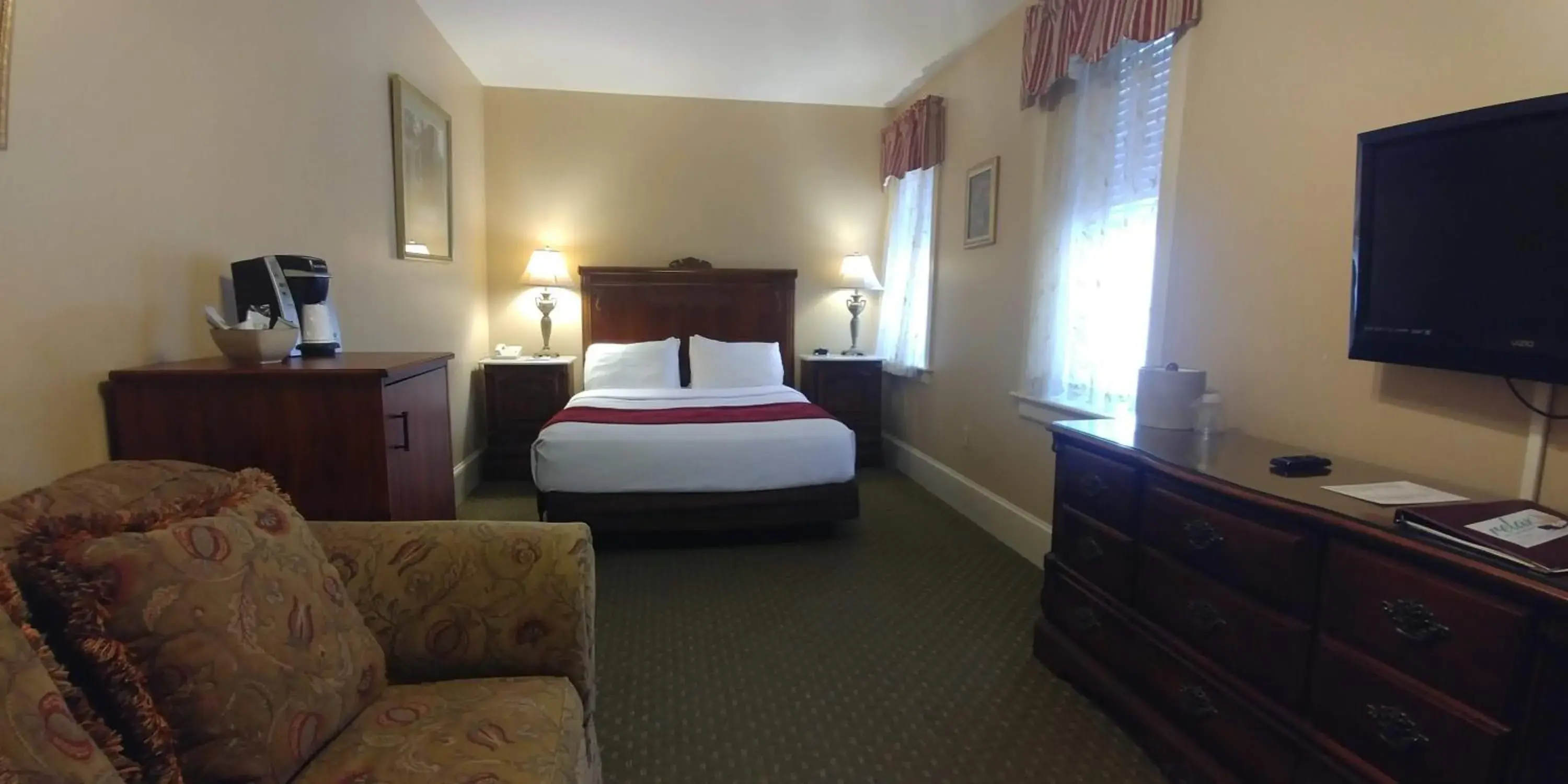 Photo of the whole room, Bed in The Inn at Jim Thorpe