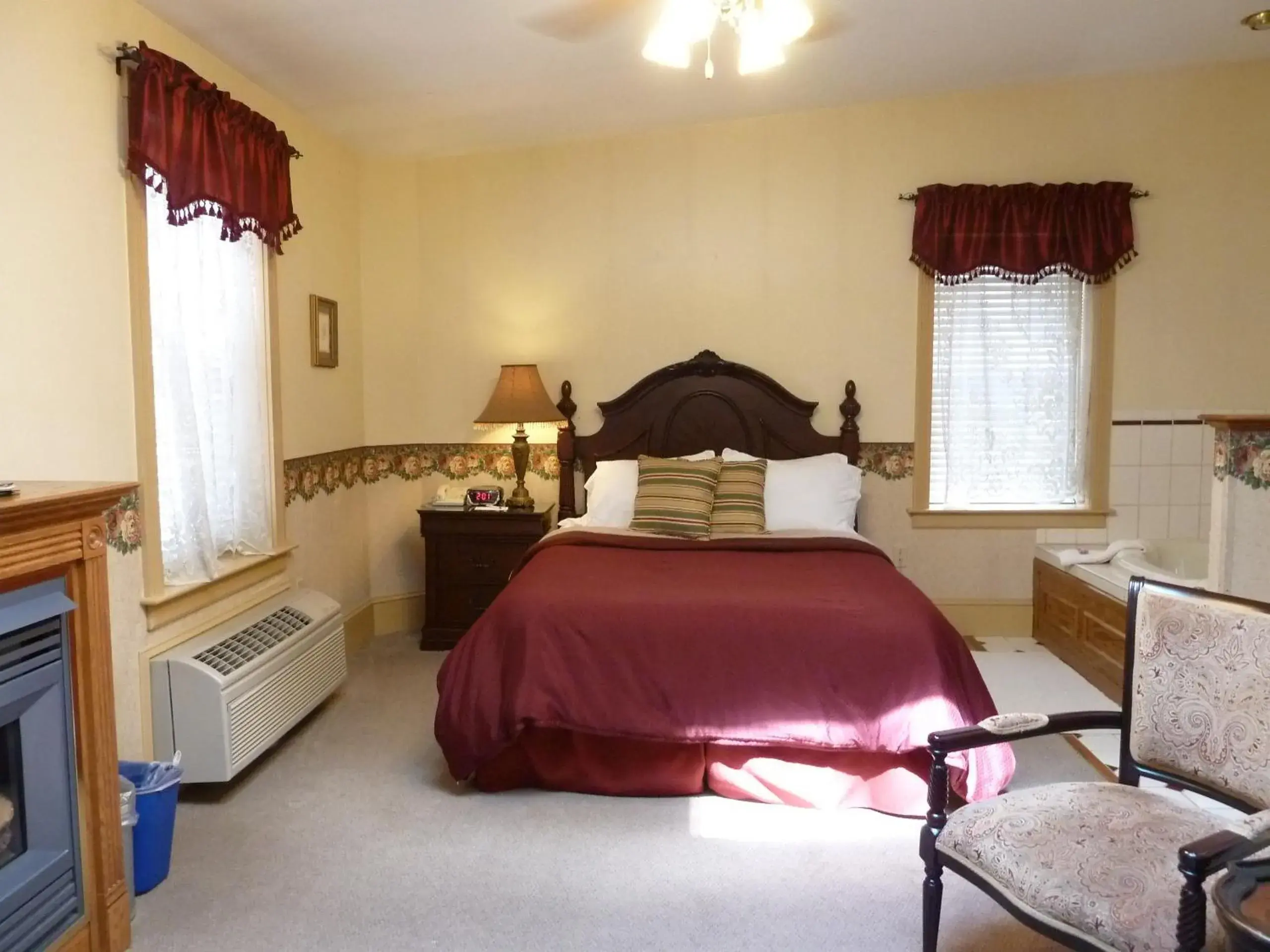 Photo of the whole room, Bed in The Inn at Jim Thorpe