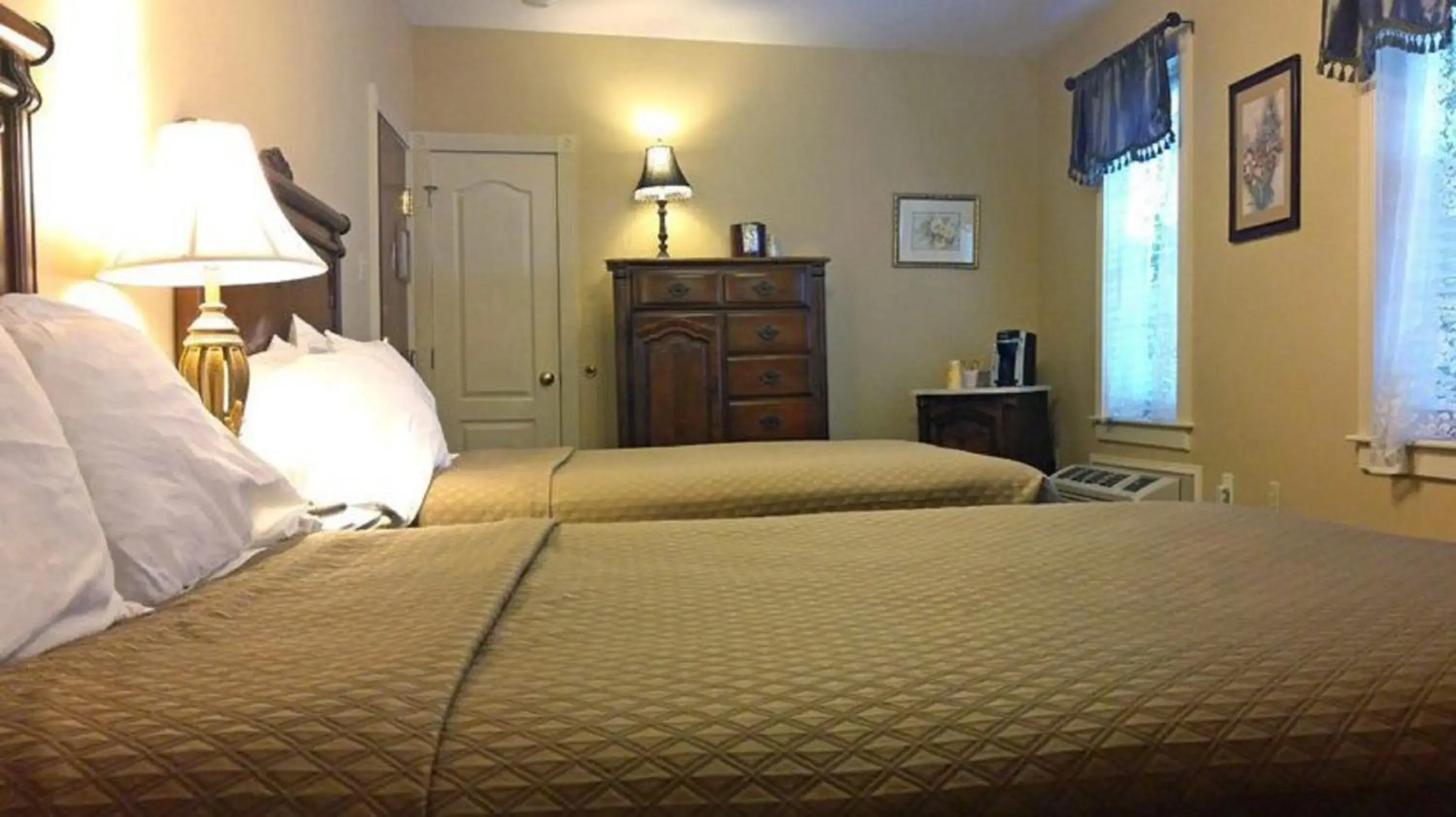 Bed in The Inn at Jim Thorpe