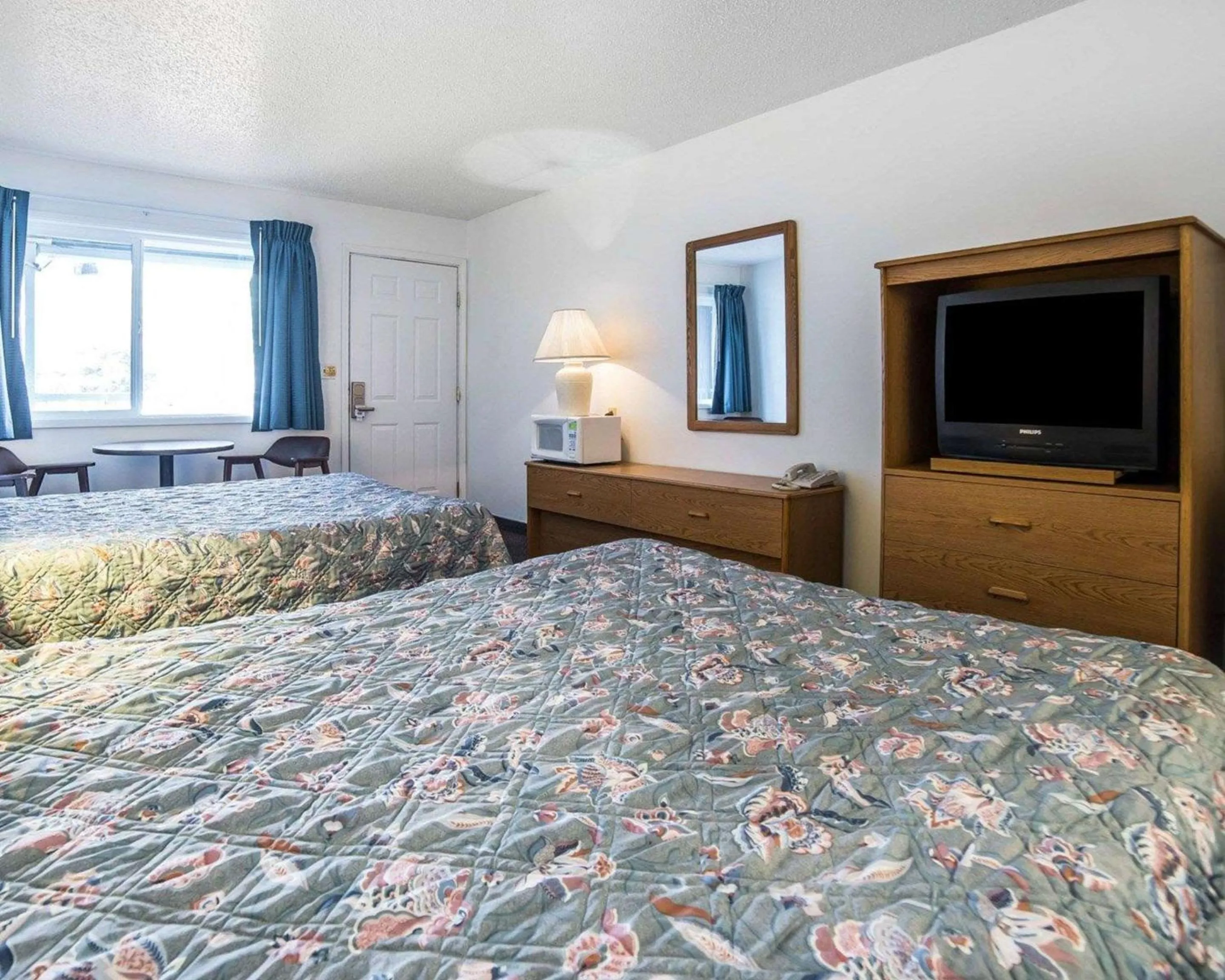 Photo of the whole room, TV/Entertainment Center in Rodeway Inn & Suites