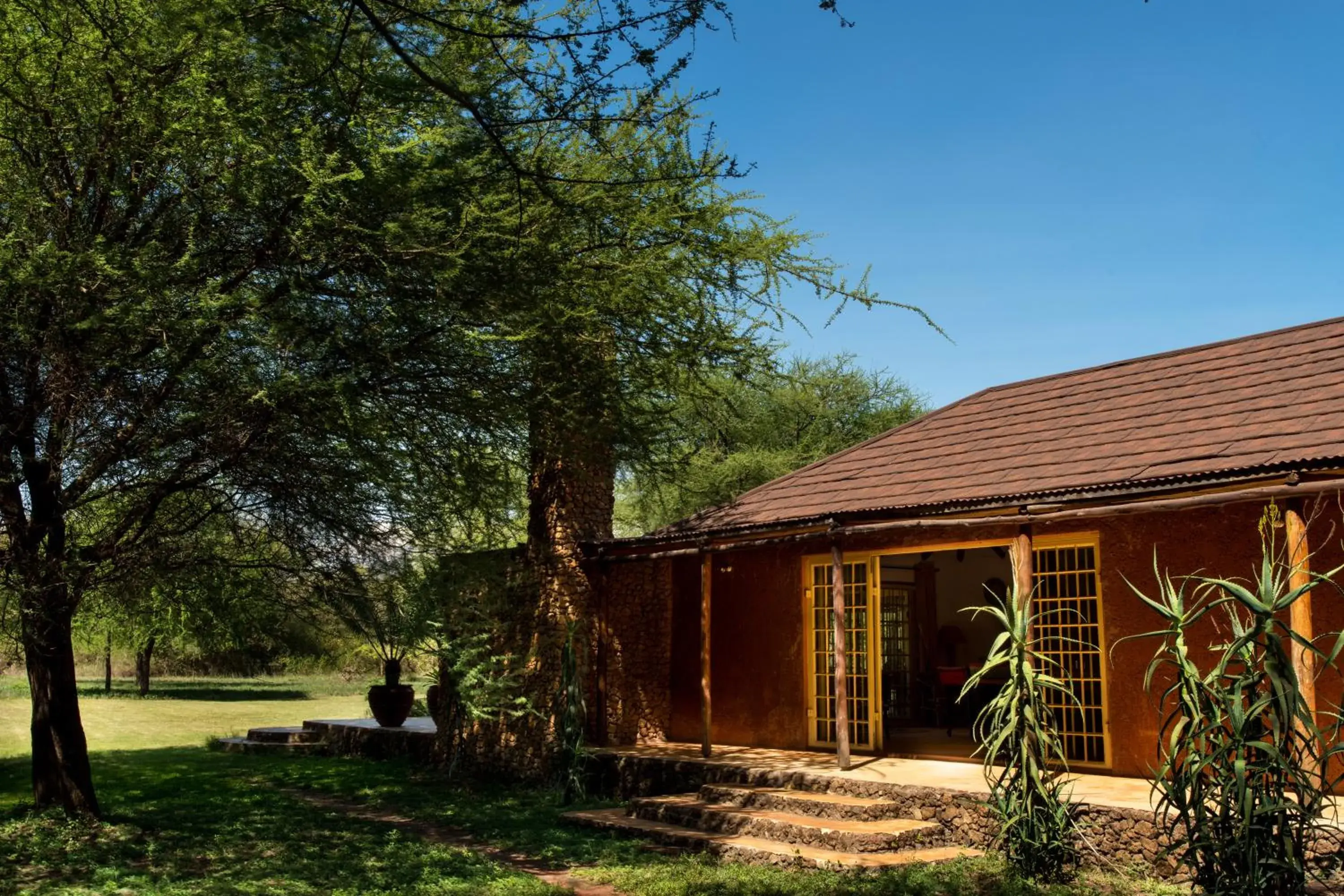 Property building in Kili Villa Kilimanjaro Luxury Retreat Property building in Kili Villa Kilimanjaro Luxury Retreat