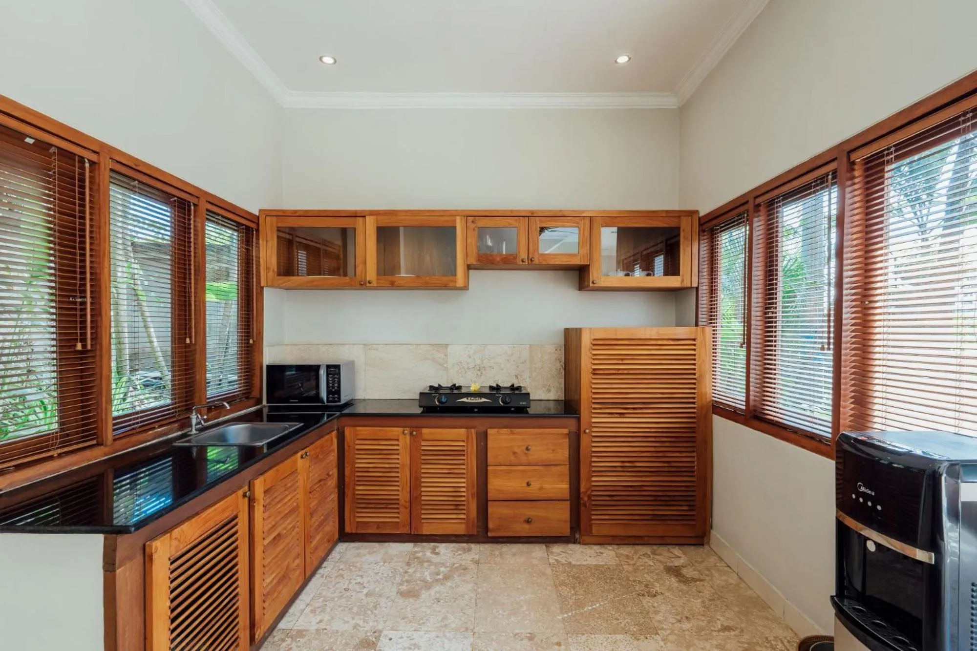 Kitchen or kitchenette in Desa Swan Villas & SPA, Keramas