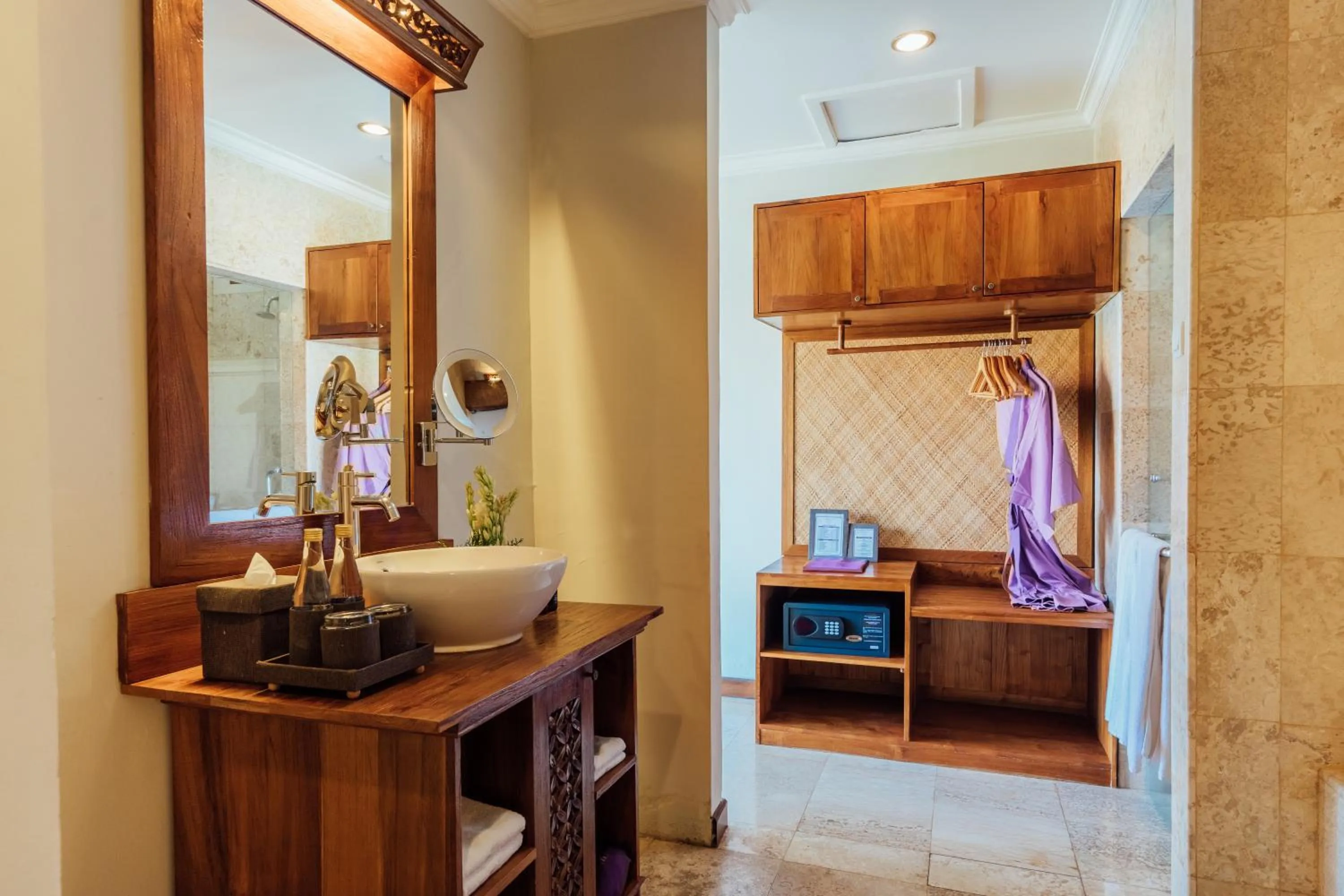 wardrobe, Bed in Desa Swan Villas & SPA, Keramas