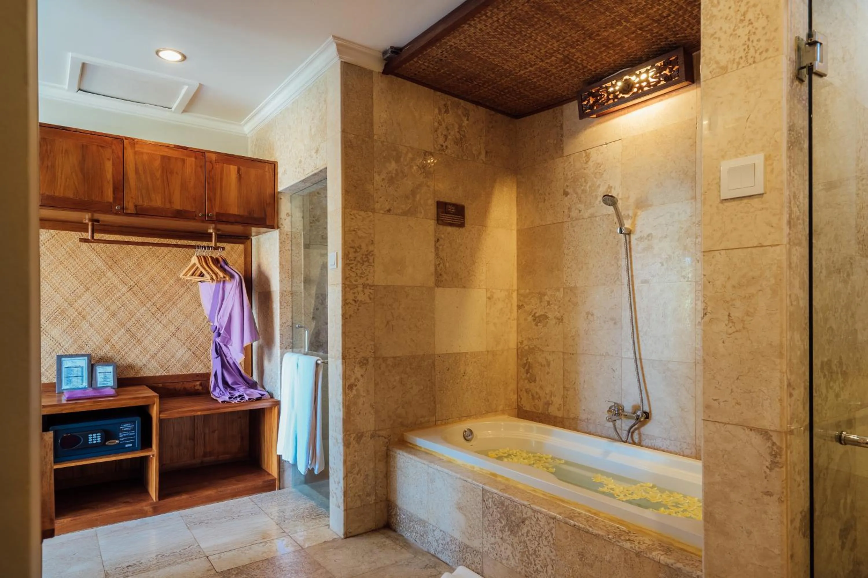Shower in Desa Swan Villas & SPA, Keramas