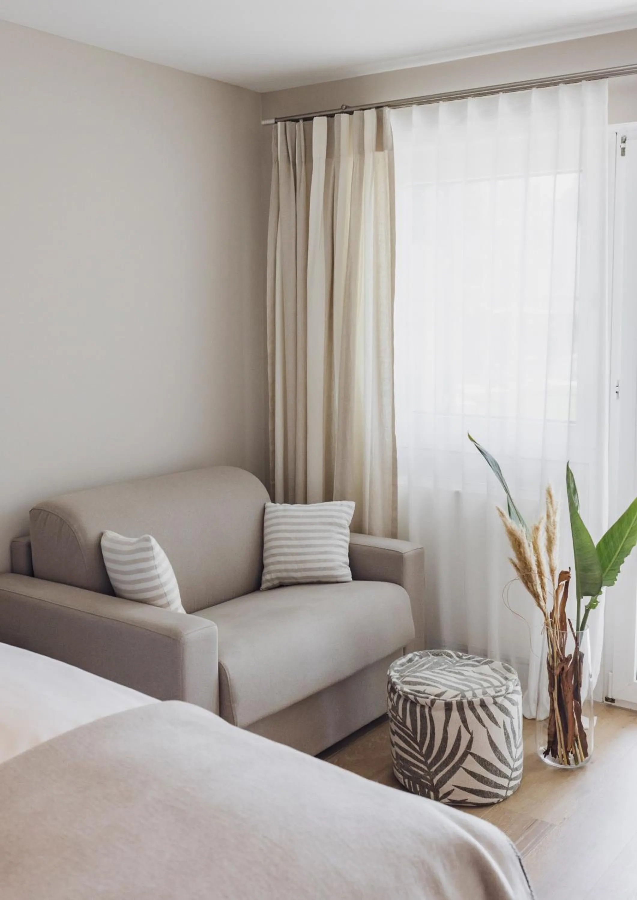 Seating area, Bed in Hotel Caraleon