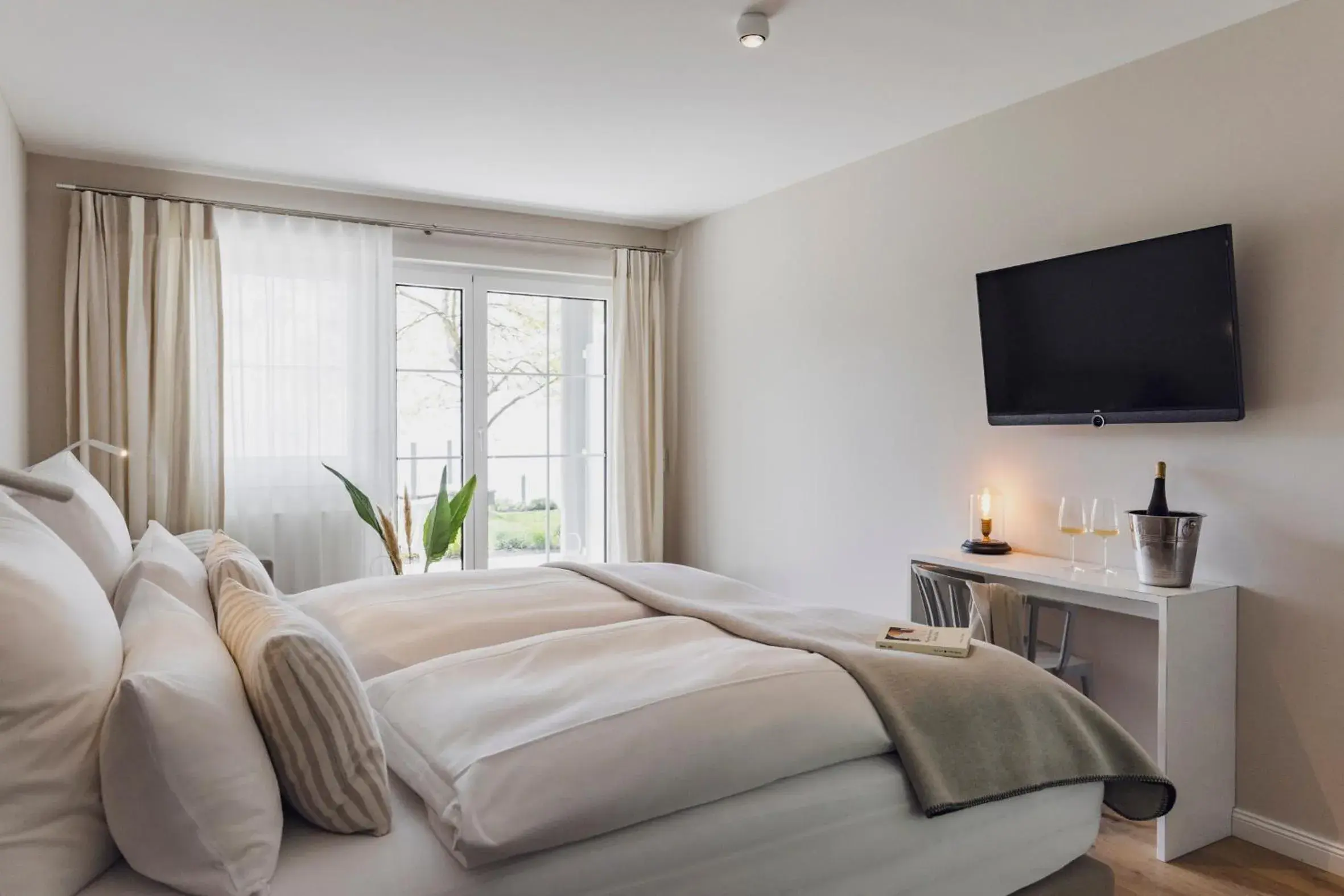 Double Room with Lake View - single occupancy in Hotel Caraleon Double Room with Lake View - single occupancy in Hotel Caraleon