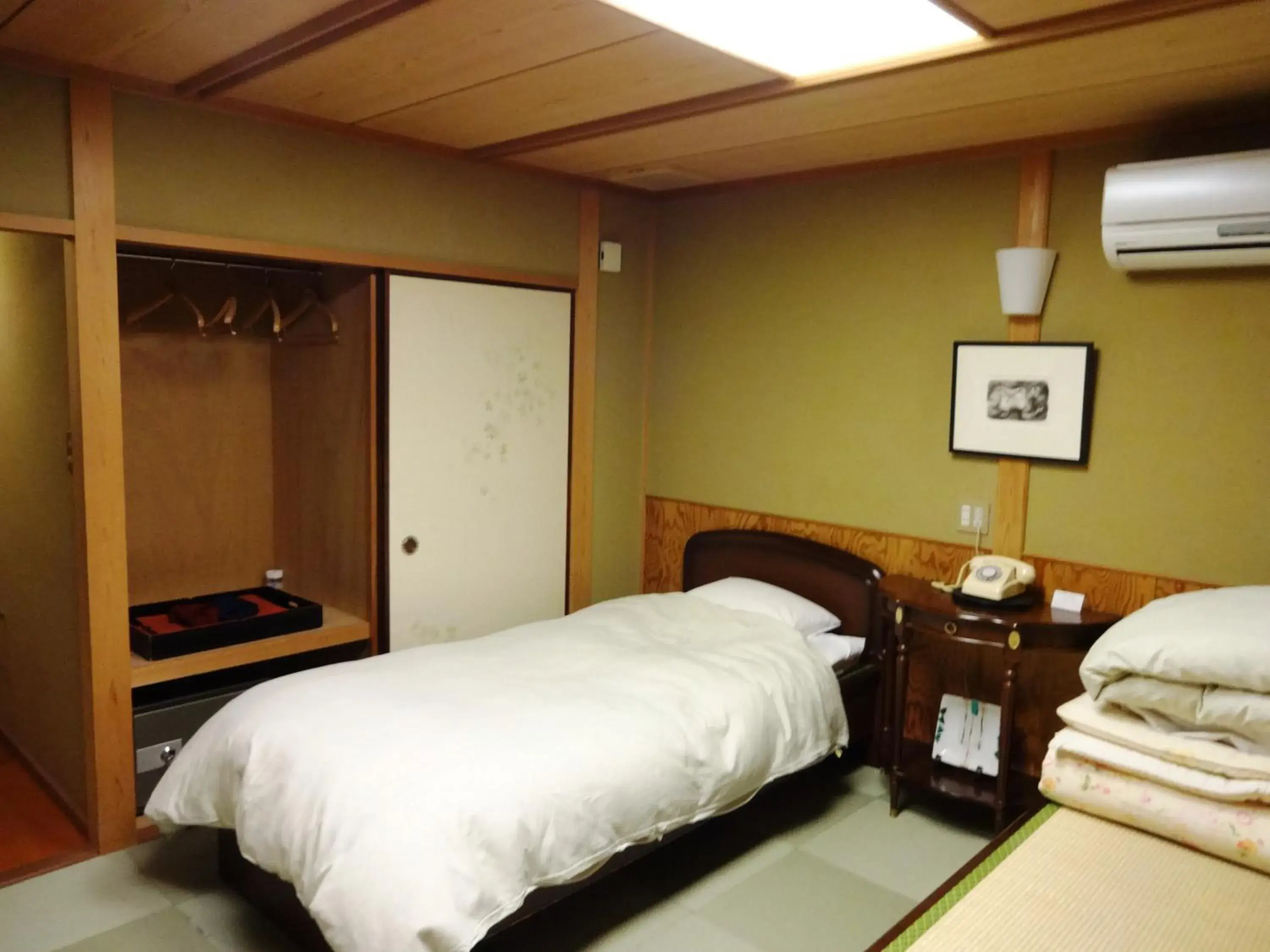 Twin Room with Tatami Floor and Shared Bathroom - single occupancy in Yamatoya Twin Room with Tatami Floor and Shared Bathroom - single occupancy in Yamatoya