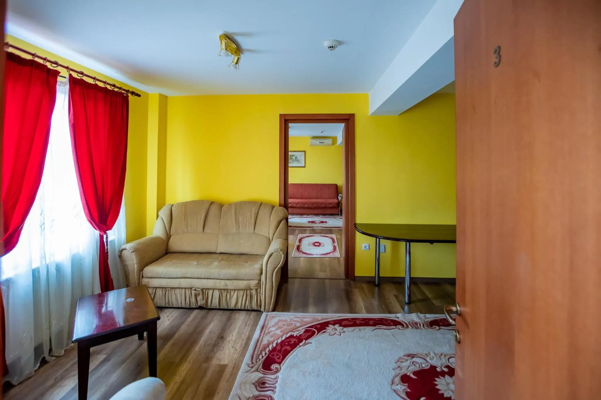 Photo of the whole room in Noroc si Fericire