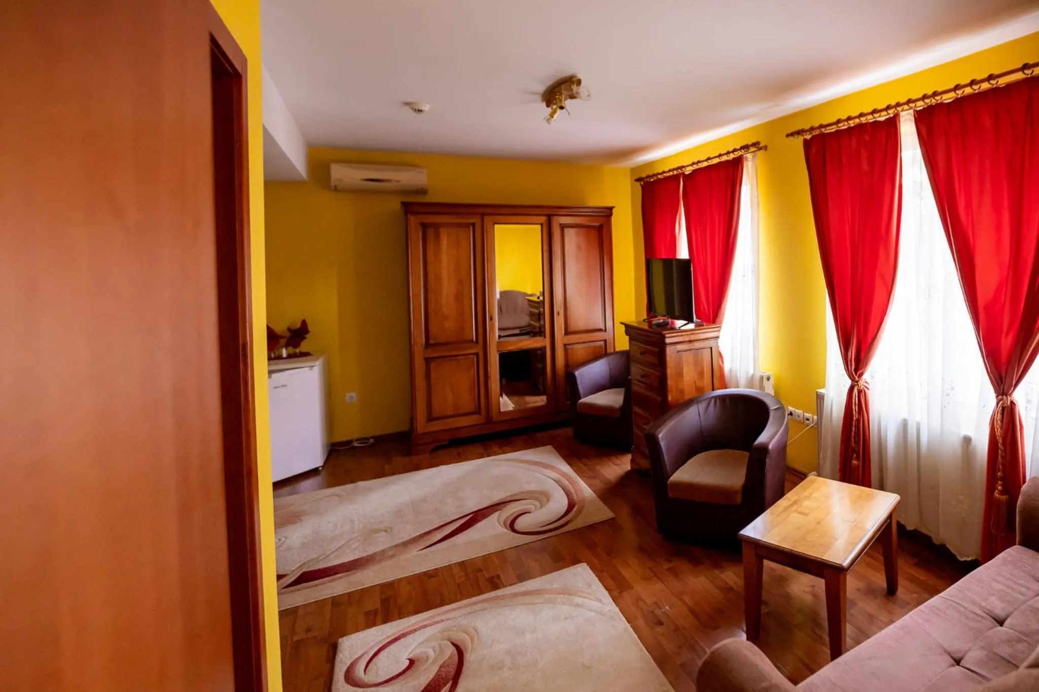 TV and multimedia, Bed in Noroc si Fericire