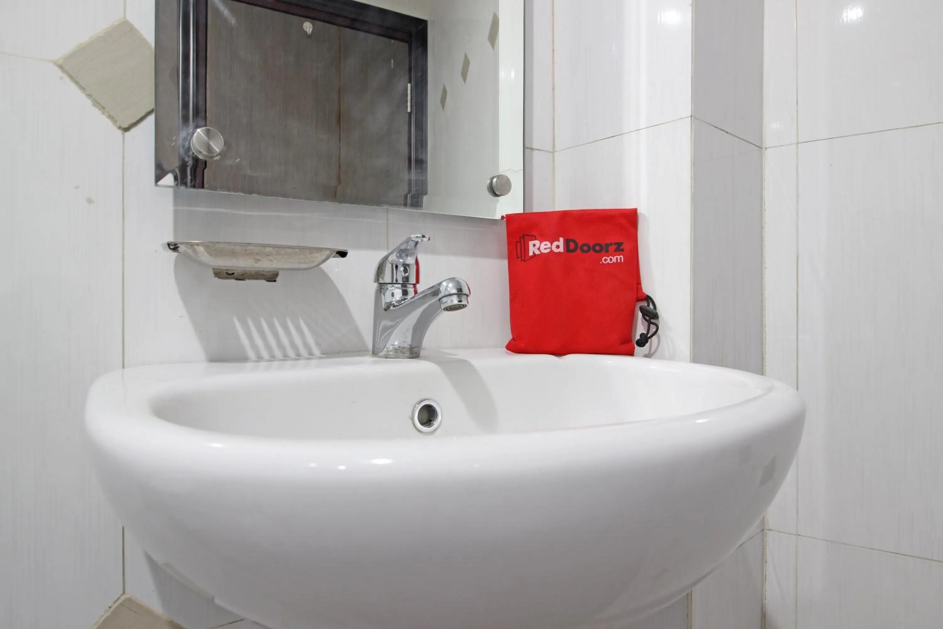 Bathroom in RedDoorz near UNS Solo