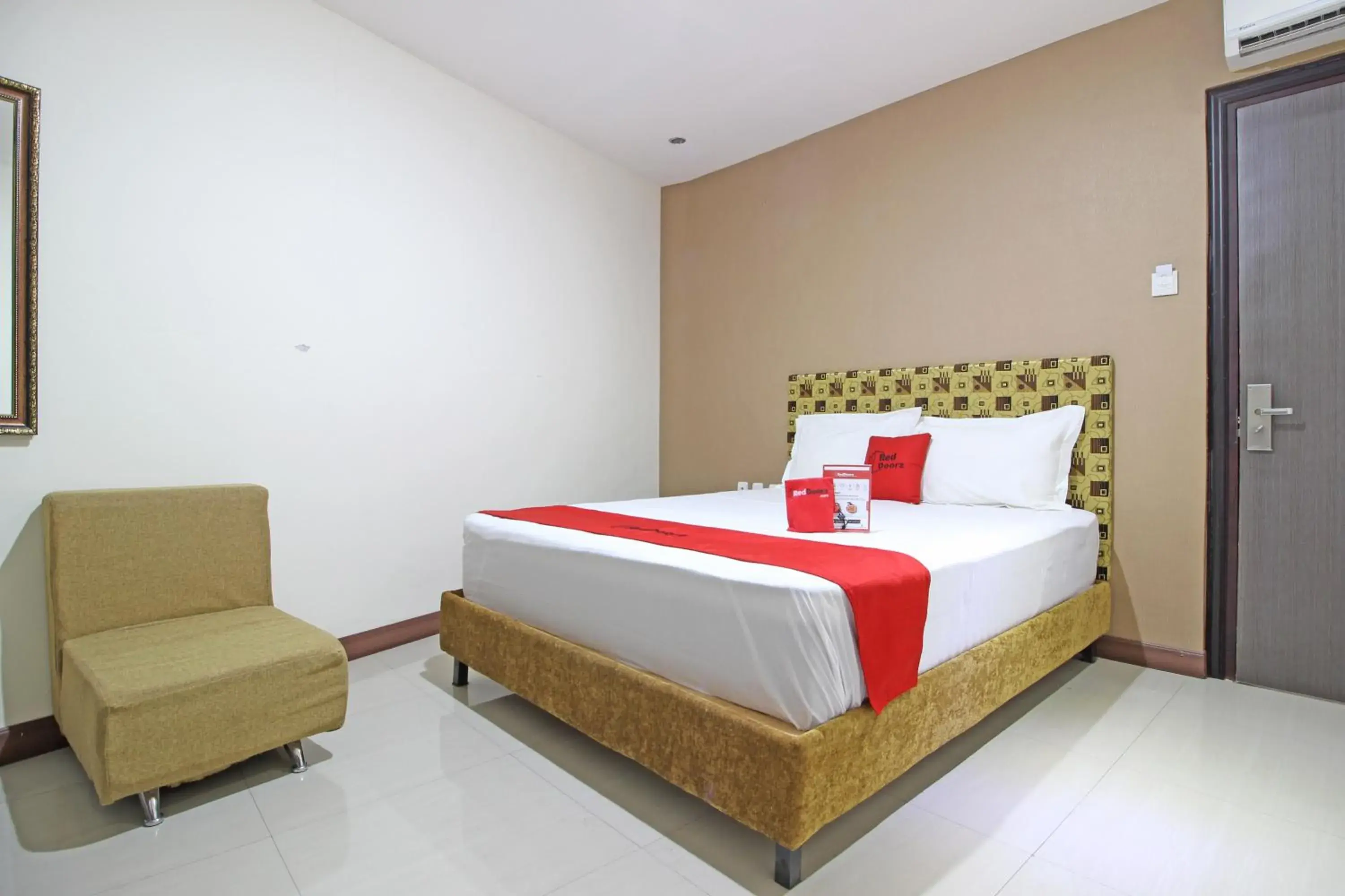 Deluxe Double Room in RedDoorz near UNS Solo Deluxe Double Room in RedDoorz near UNS Solo