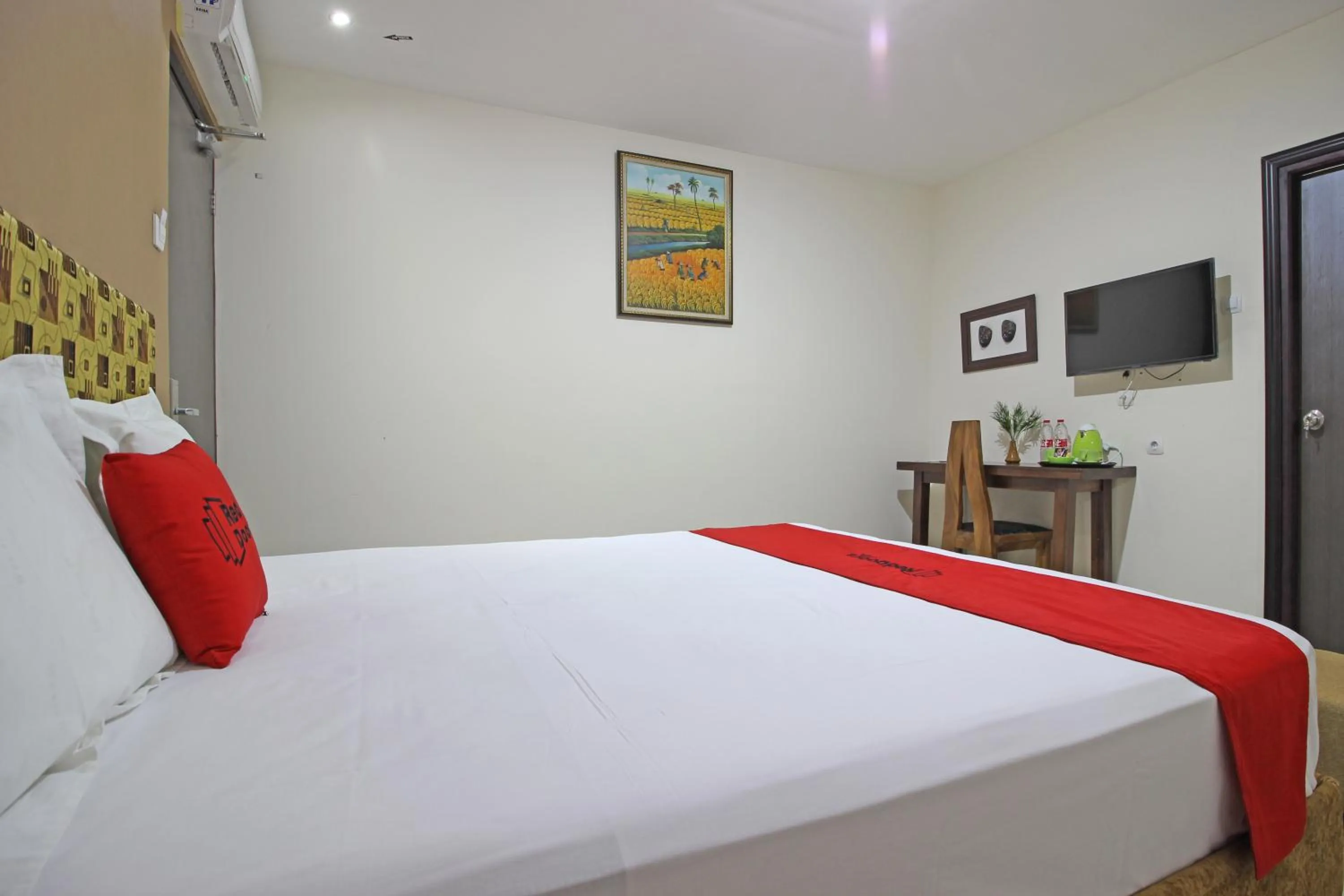 Bedroom, Bed in RedDoorz near UNS Solo