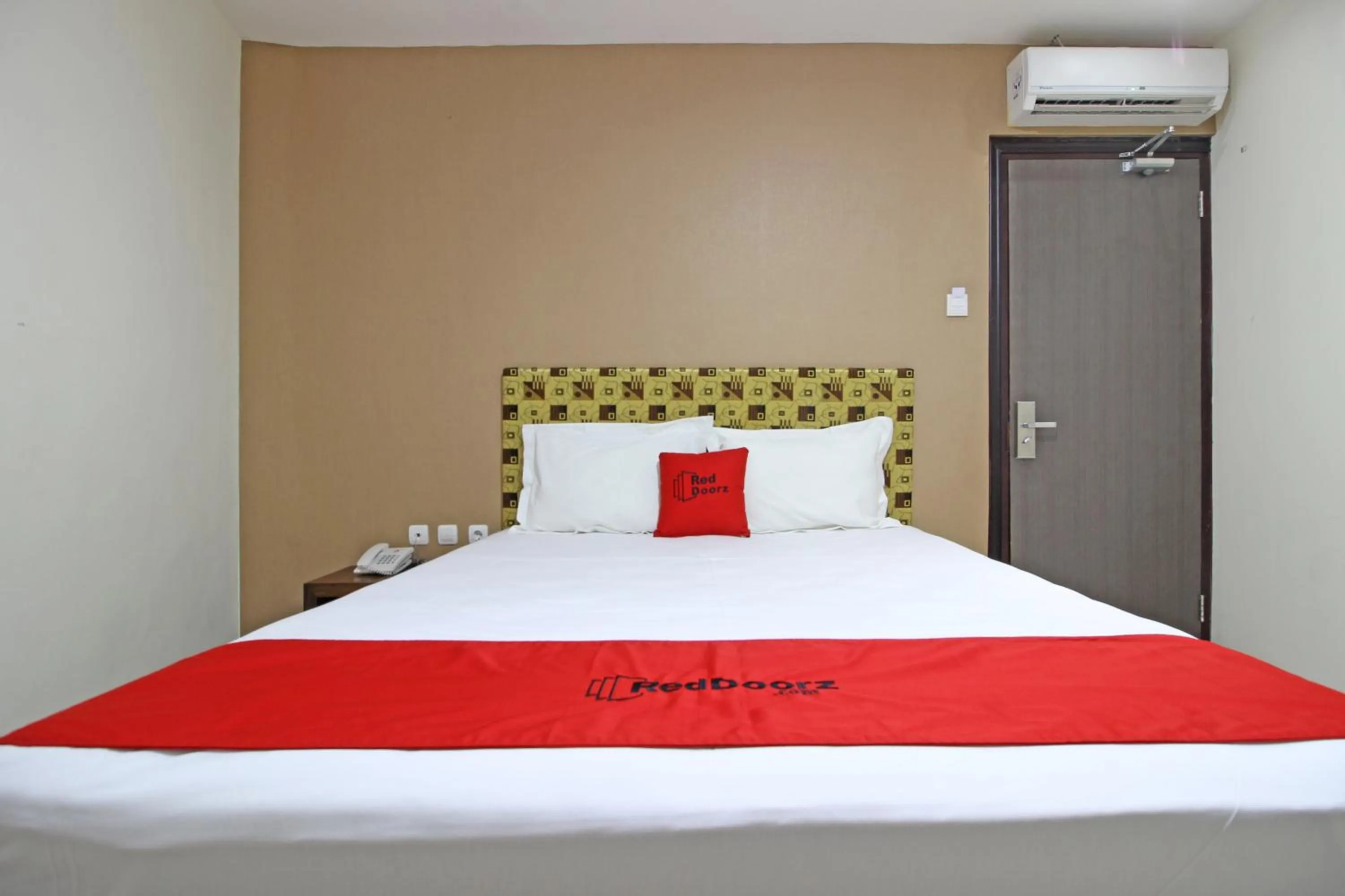 Bedroom, Bed in RedDoorz near UNS Solo