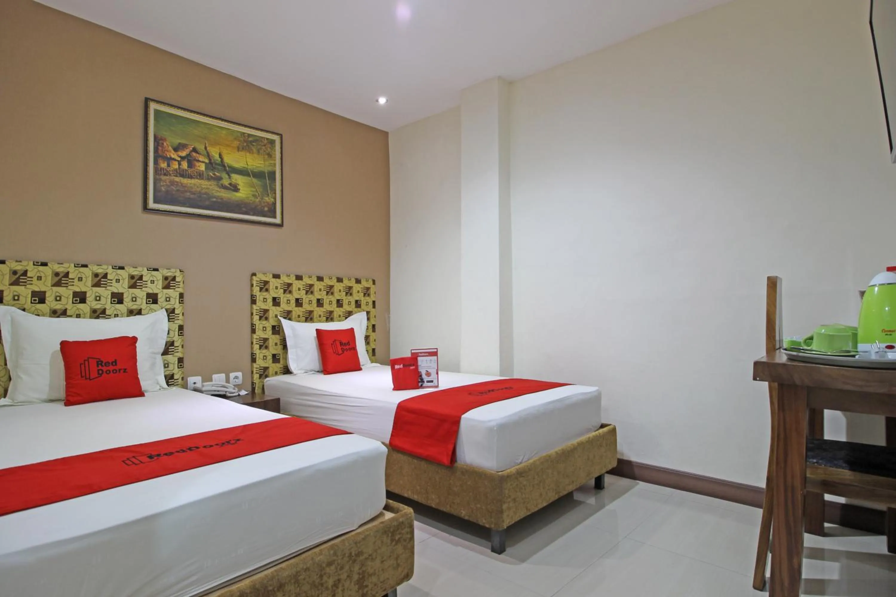 Bedroom, Bed in RedDoorz near UNS Solo