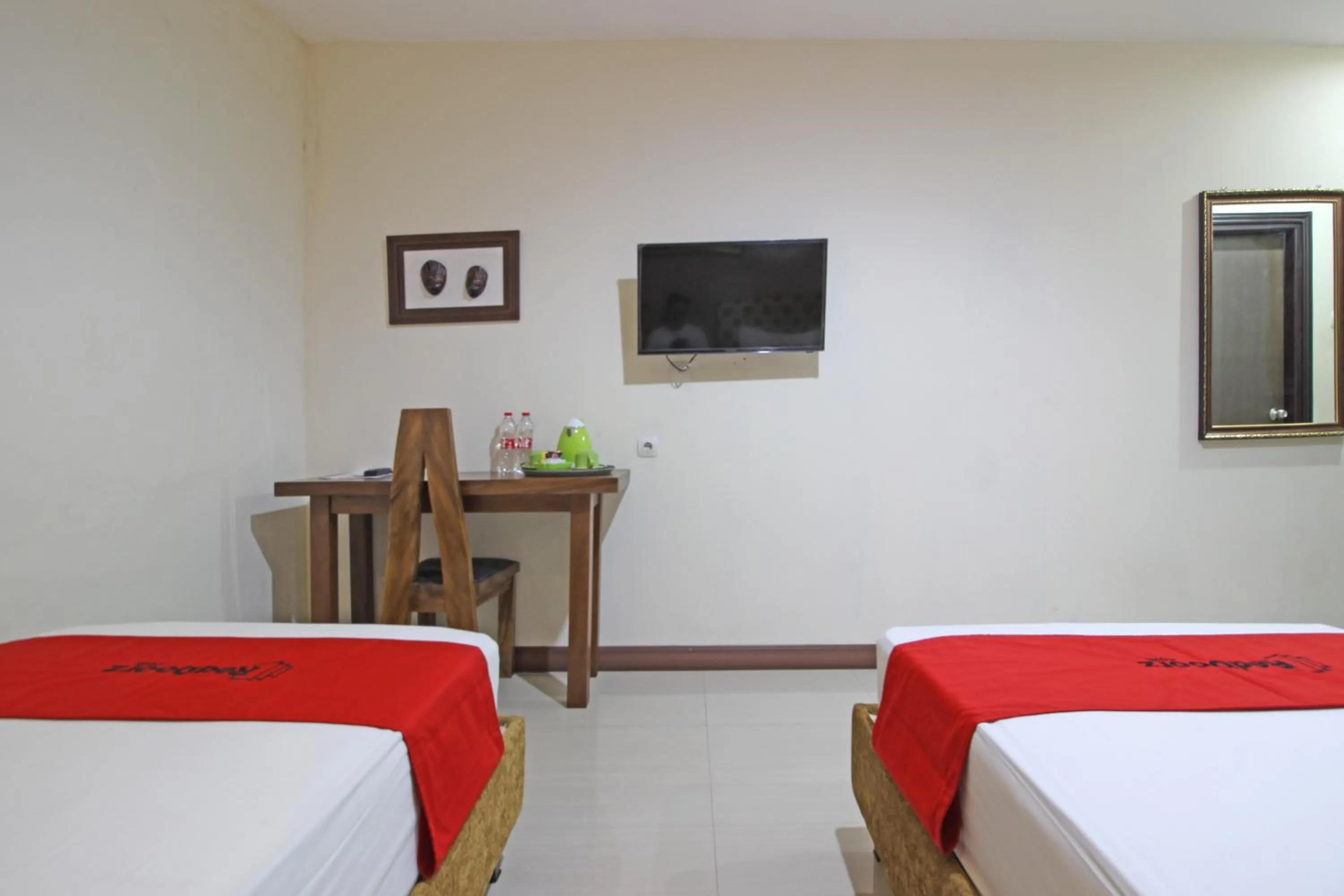 Bedroom, Bed in RedDoorz near UNS Solo