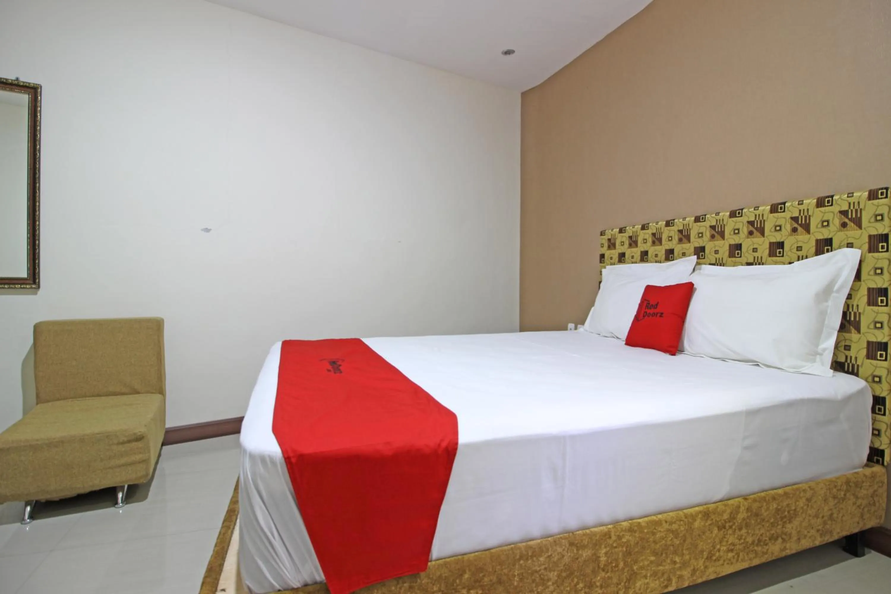 Bedroom, Bed in RedDoorz near UNS Solo