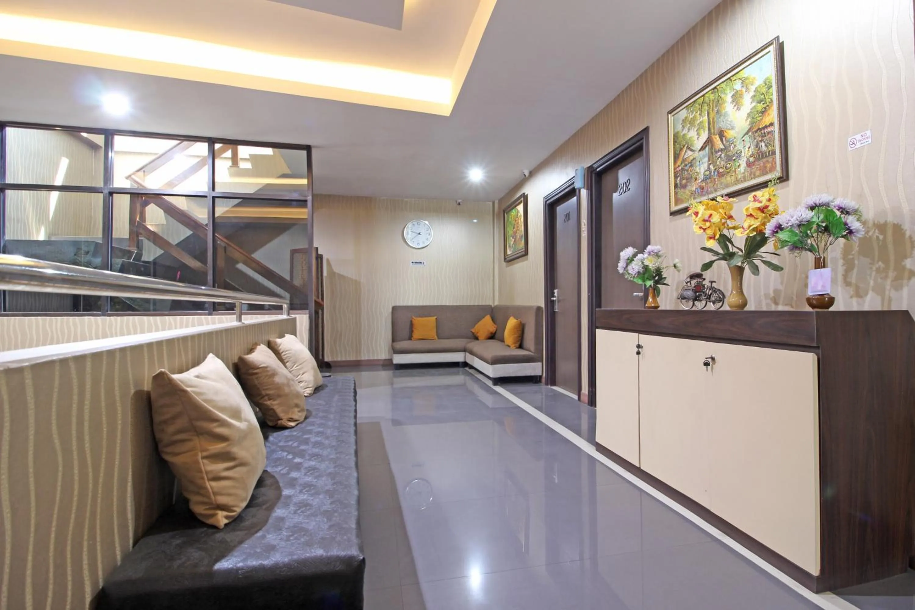 Lobby or reception in RedDoorz near UNS Solo