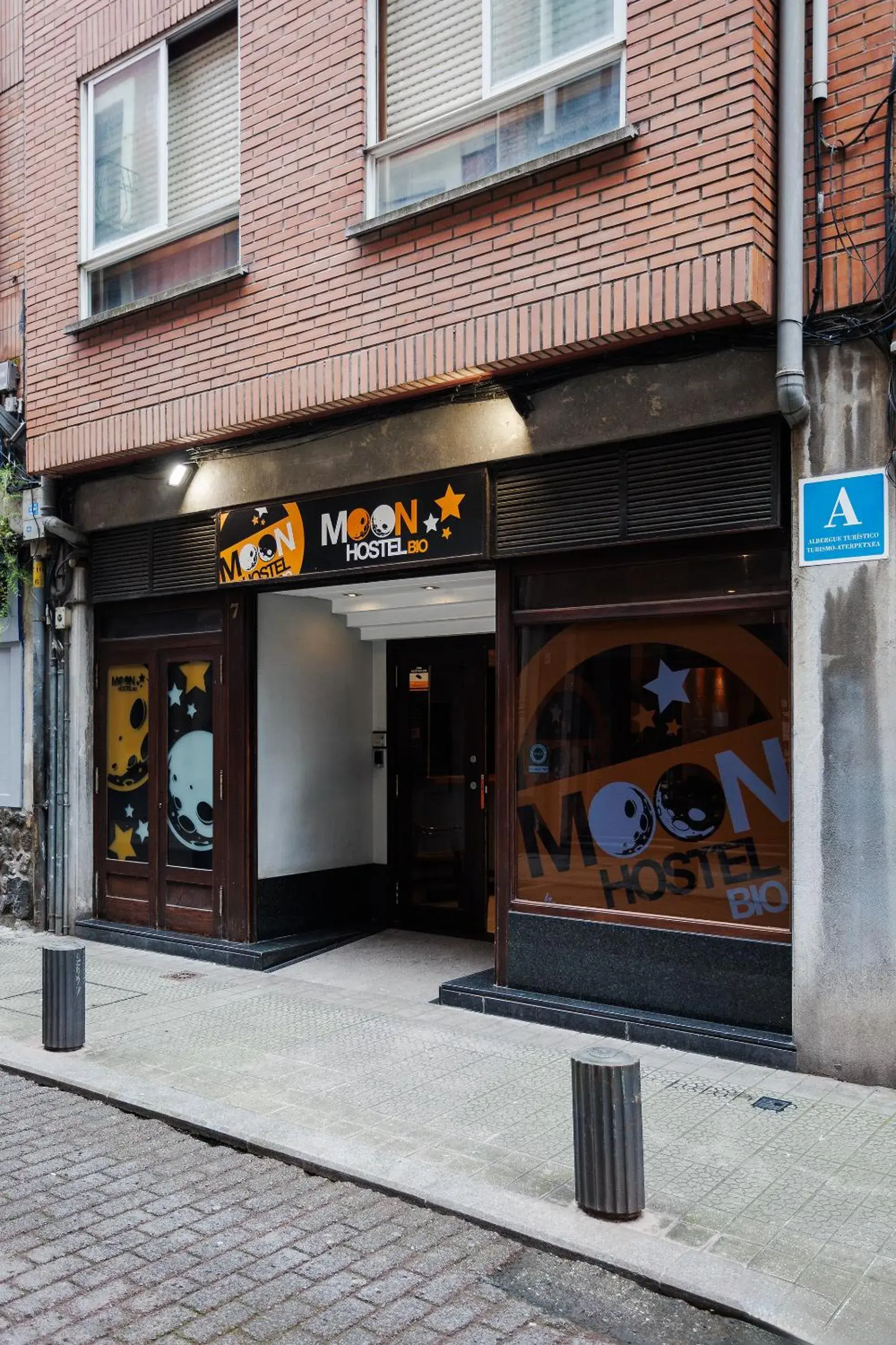 Facade/entrance in Moon Hostel Bio Facade/entrance in Moon Hostel Bio