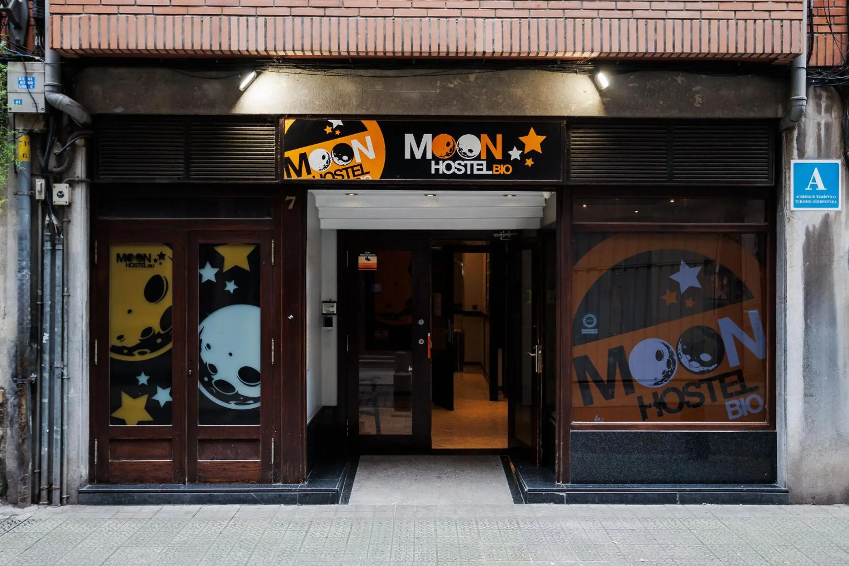 Facade/entrance in Moon Hostel Bio Facade/entrance in Moon Hostel Bio