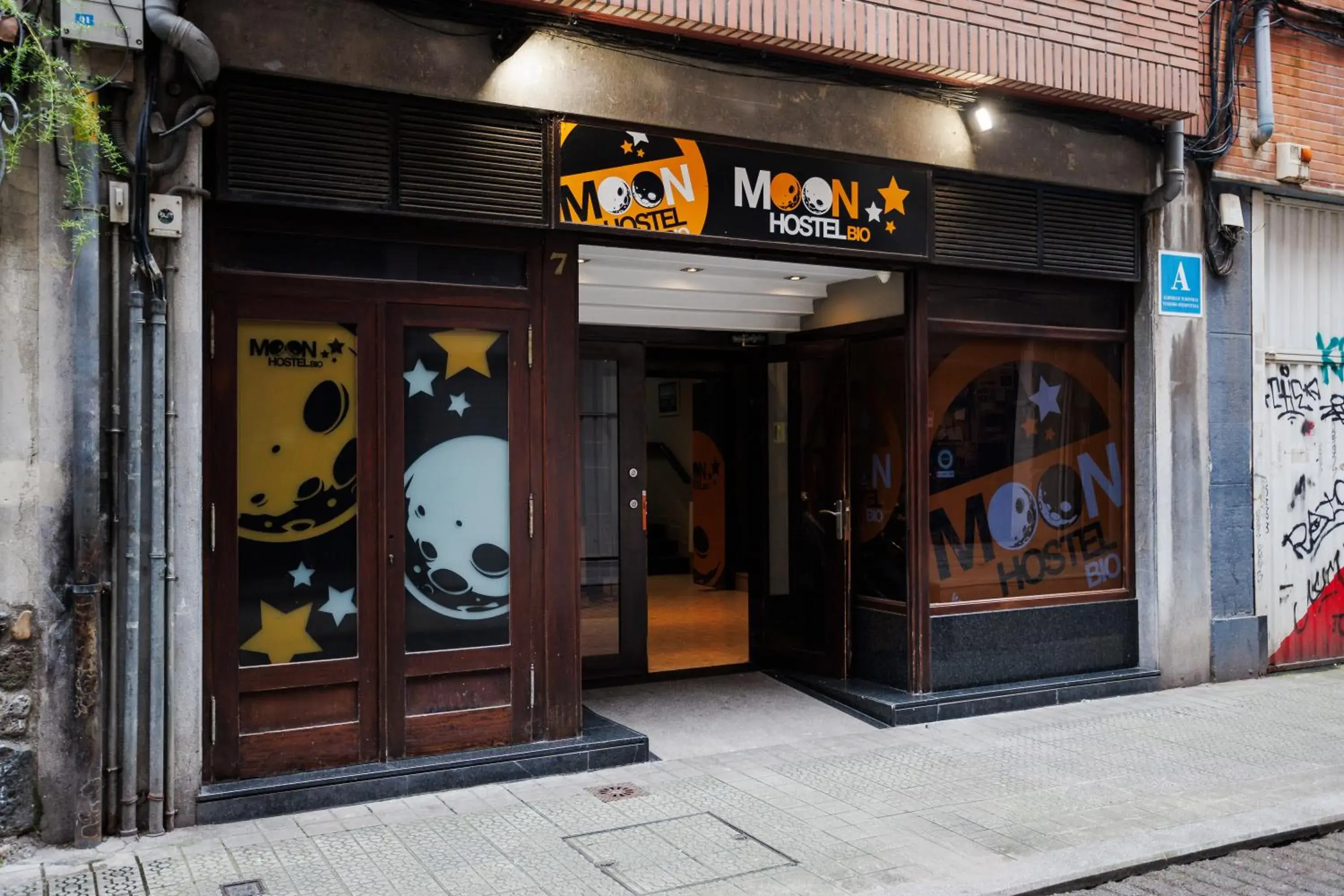 Facade/entrance in Moon Hostel Bio Facade/entrance in Moon Hostel Bio