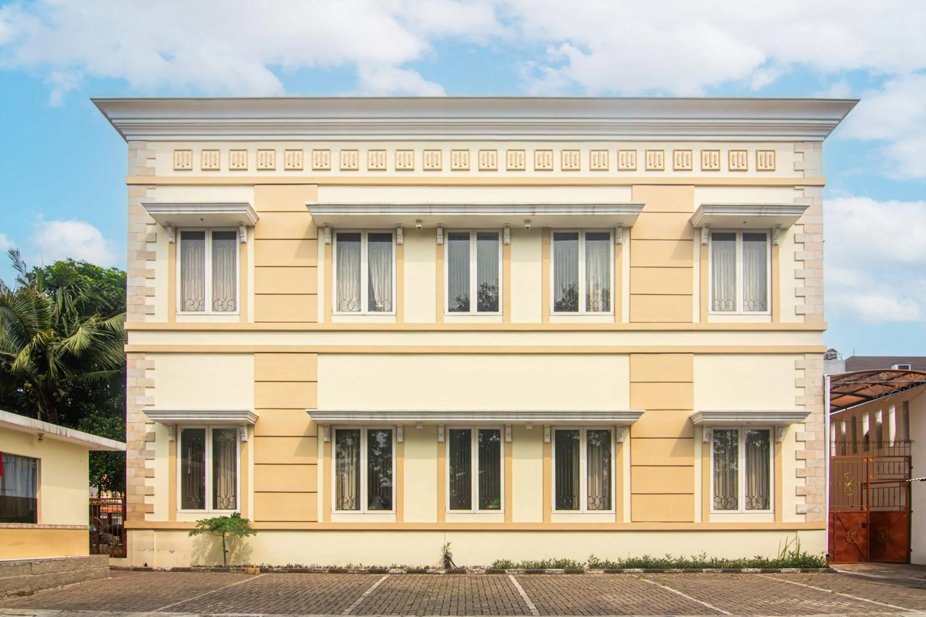 Facade/entrance in RedDoorz @ Permata Sari Karawaci