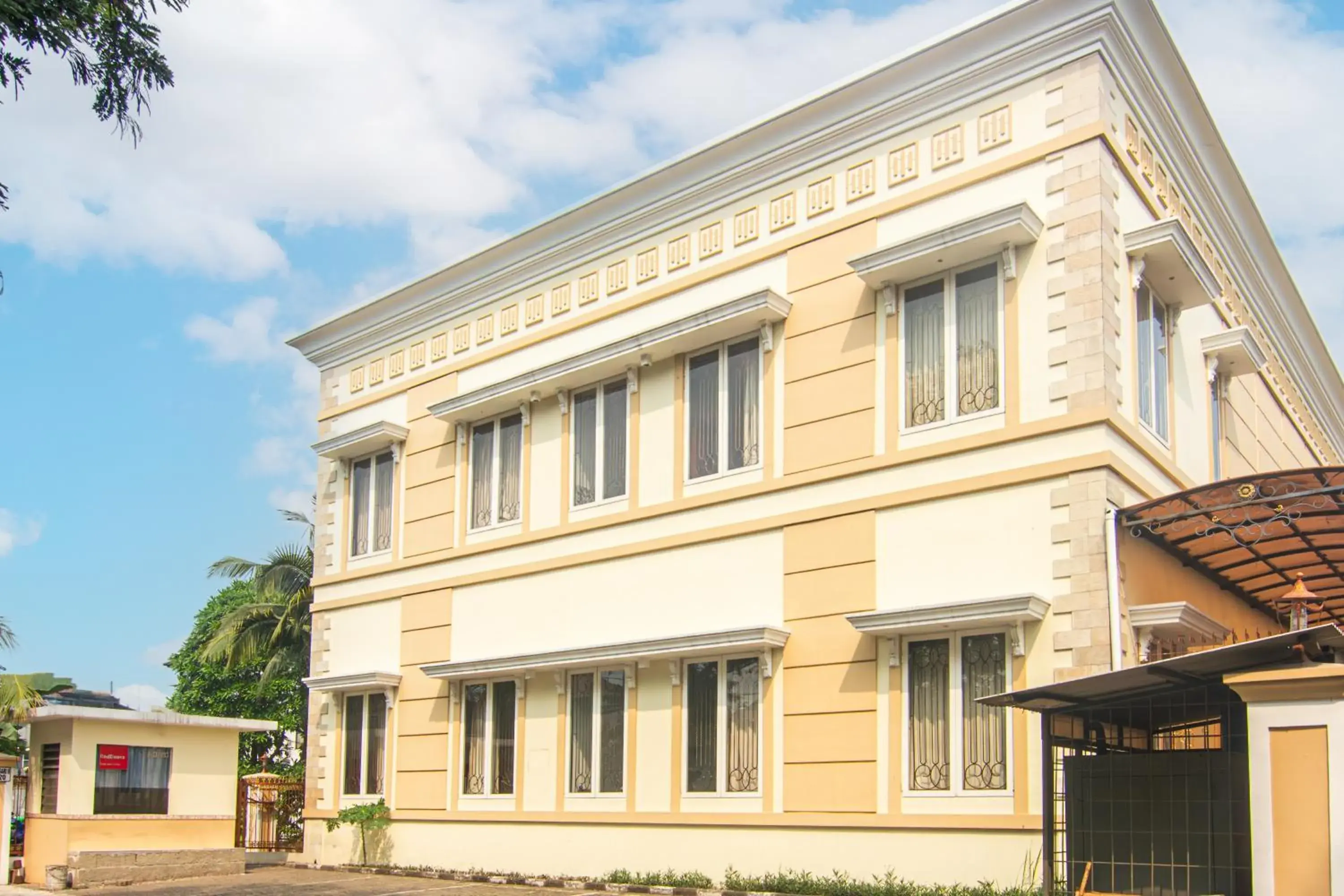 Facade/entrance in RedDoorz @ Permata Sari Karawaci Facade/entrance in RedDoorz @ Permata Sari Karawaci