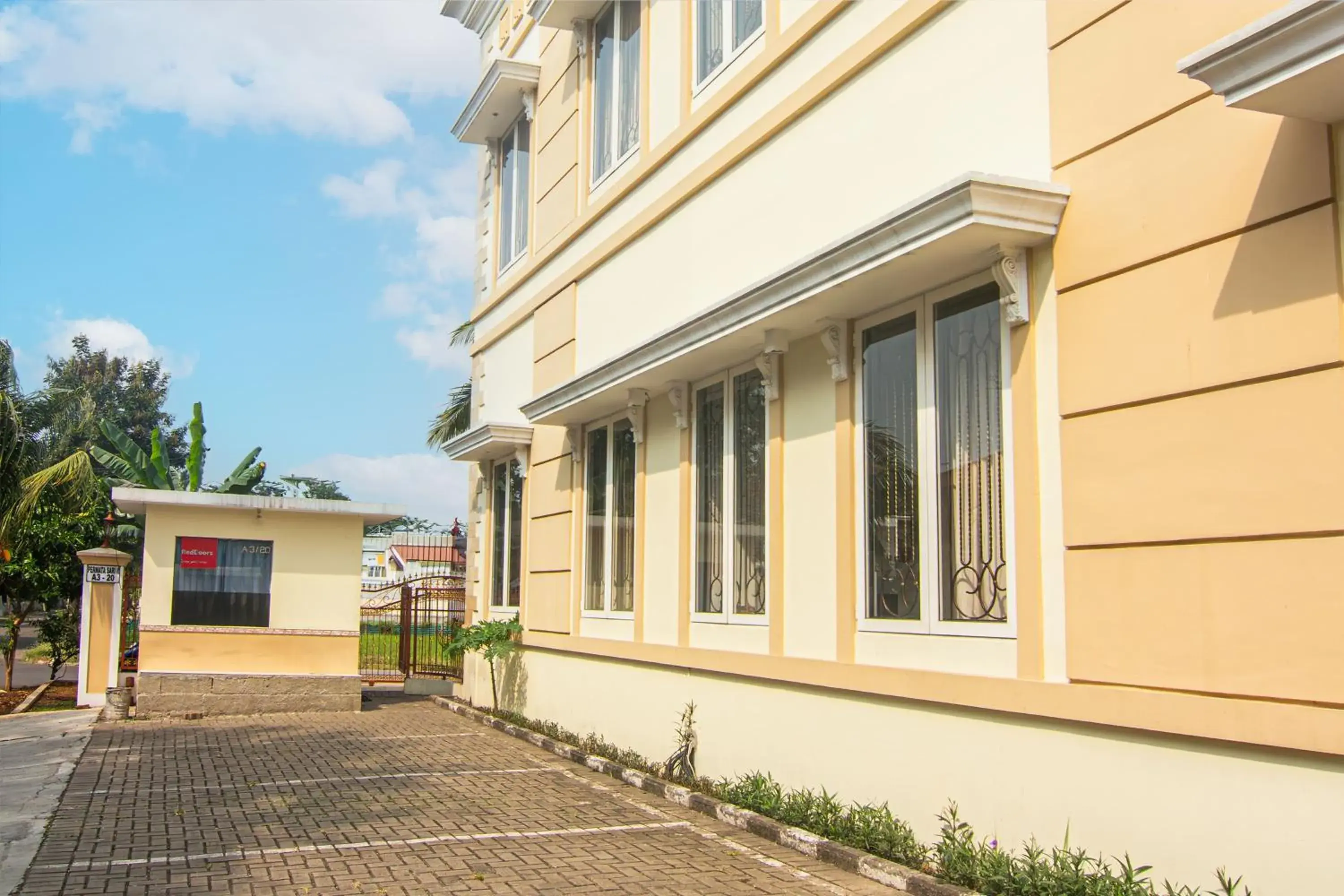 Facade/entrance in RedDoorz @ Permata Sari Karawaci Facade/entrance in RedDoorz @ Permata Sari Karawaci