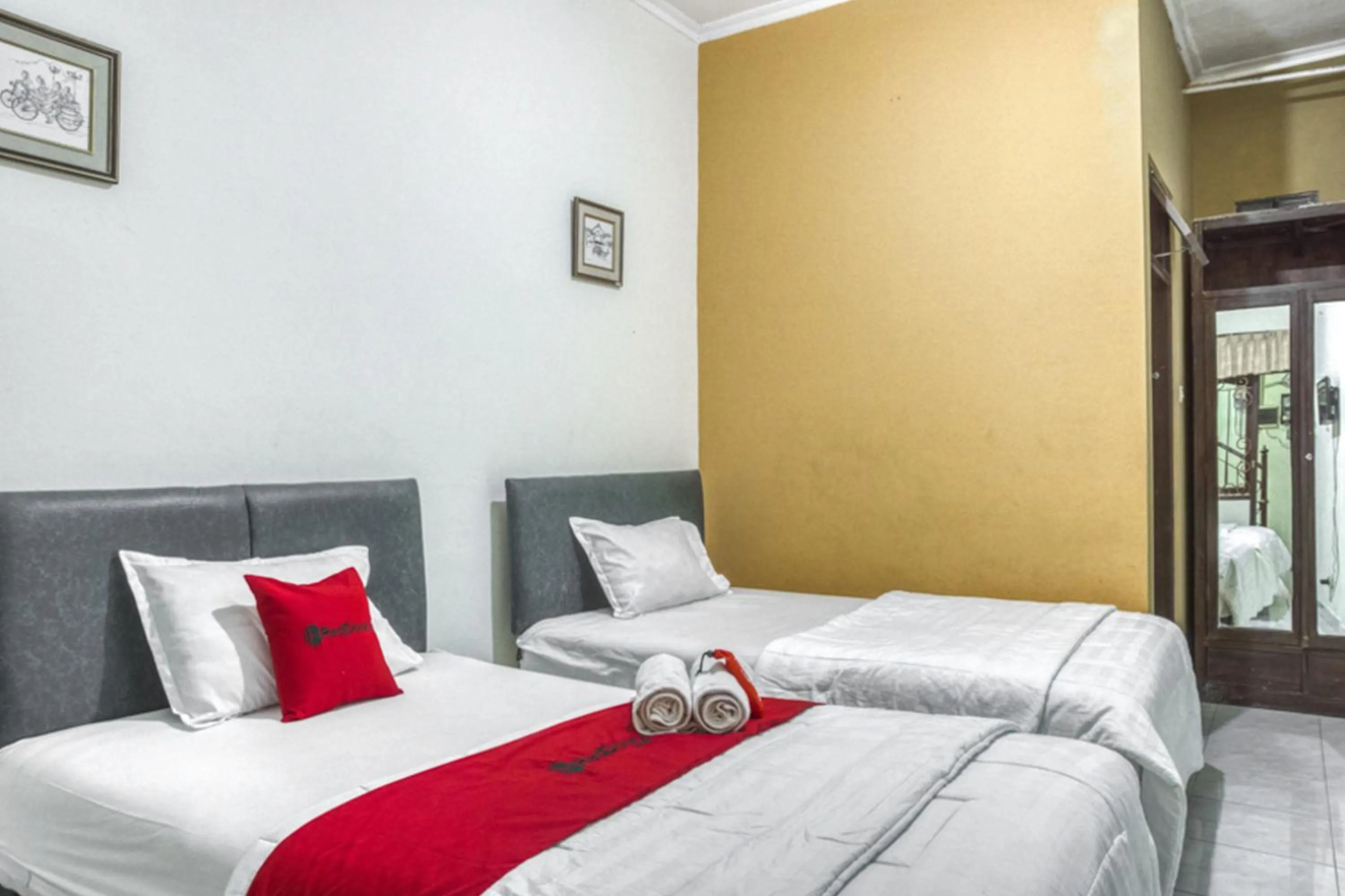 Bedroom, Bed in RedDoorz Syariah @ Raya Tajem Maguwo