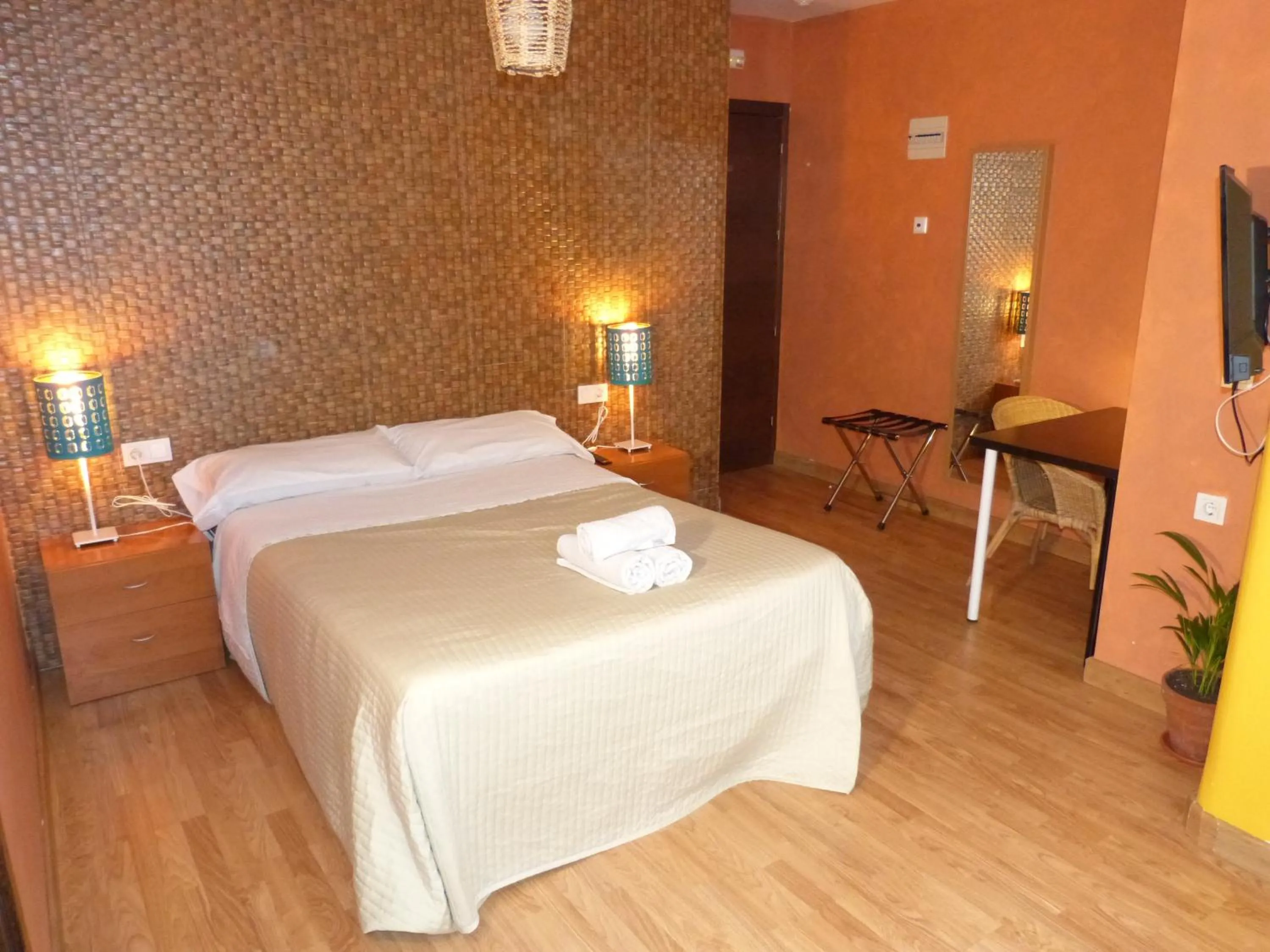 TV and multimedia, Bed in Pension Arena Alicante