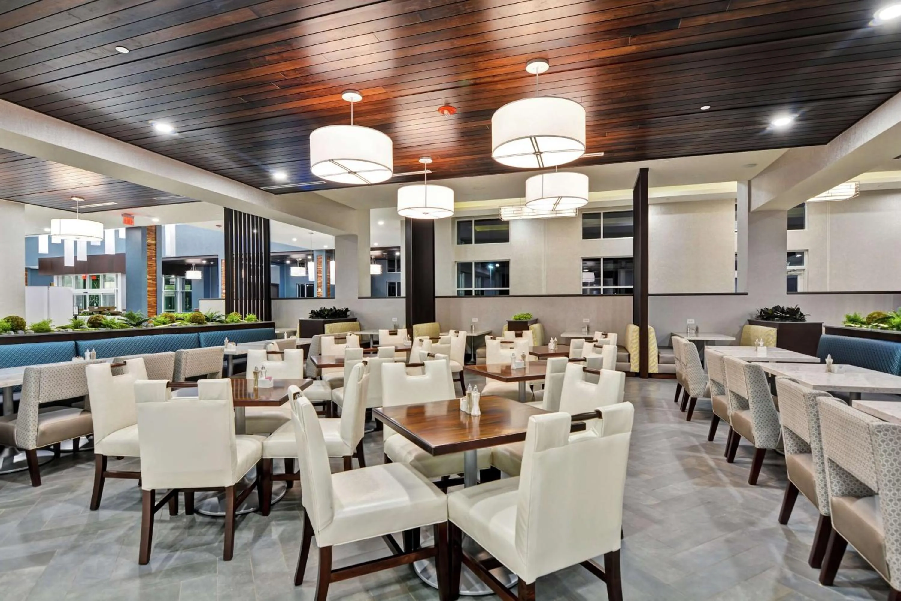 Dining area in Embassy Suites By Hilton Plainfield Indianapolis Airport