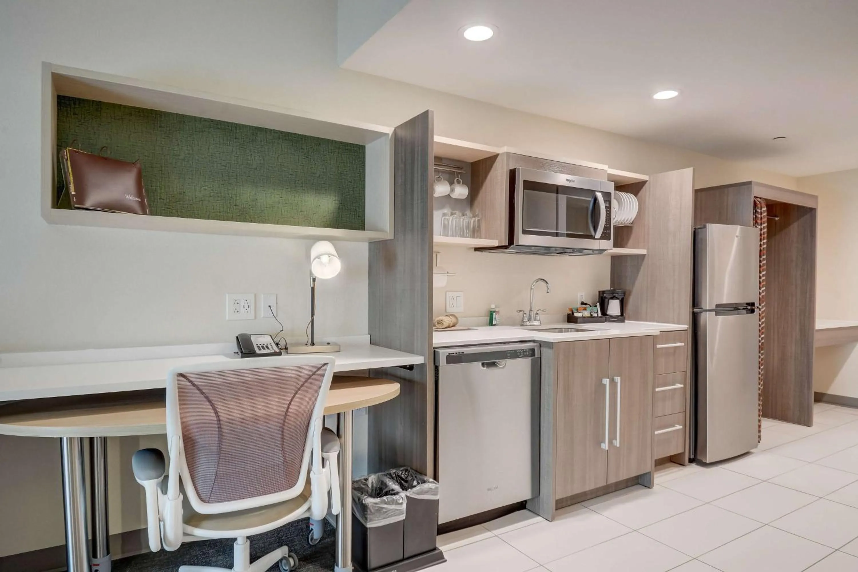 Kitchen or kitchenette in Home 2 Suites By Hilton Indianapolis Northwest