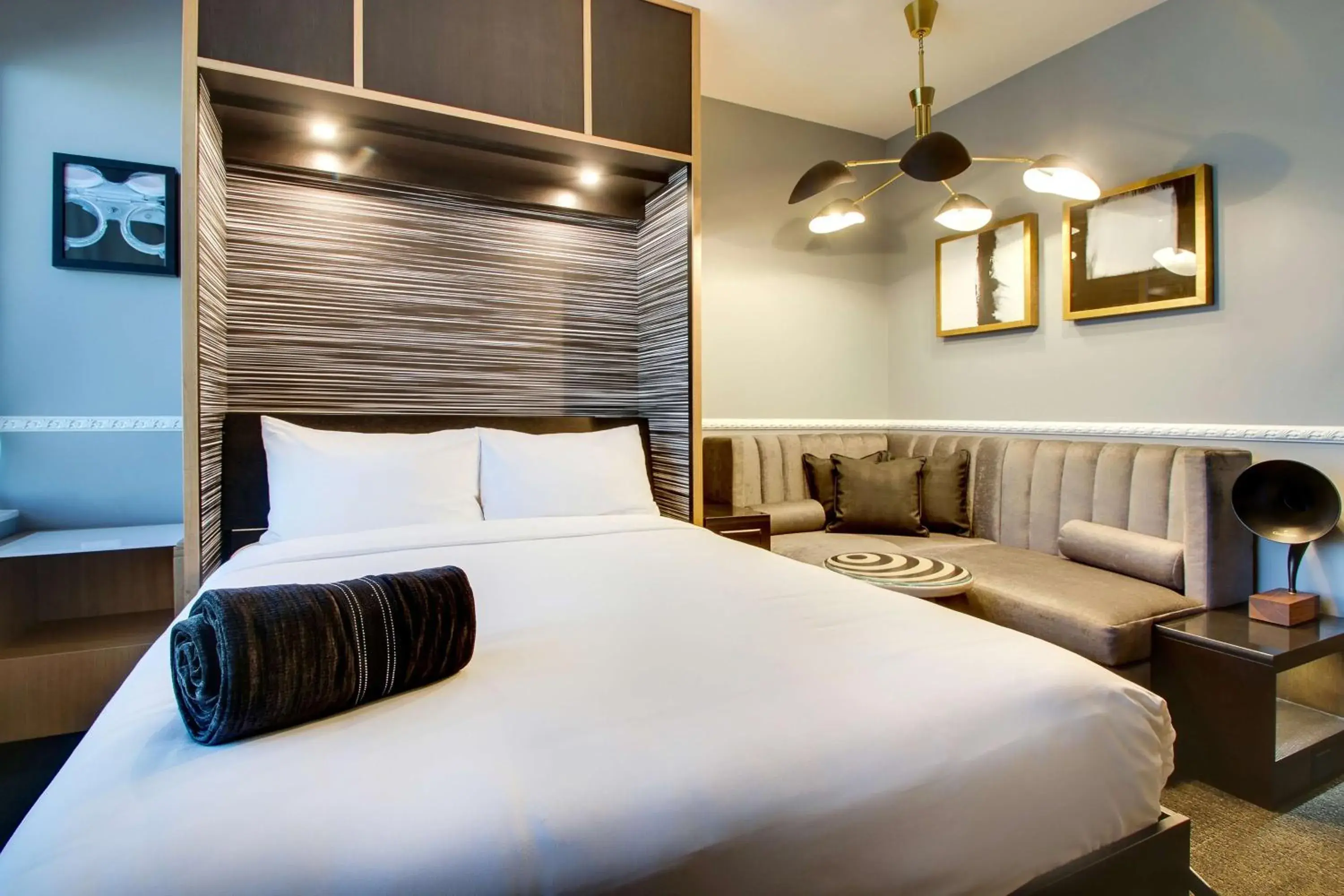 Bed in The Rose Chicago, Tapestry Collection By Hilton Bed in The Rose Chicago, Tapestry Collection By Hilton