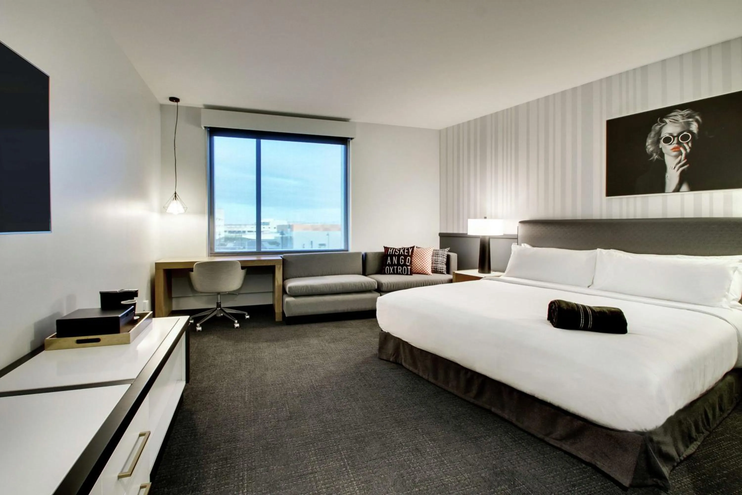 Bedroom, Bed in The Rose Chicago, Tapestry Collection By Hilton