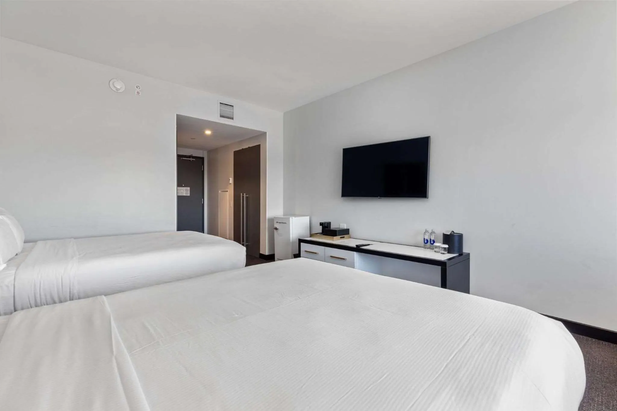 Bed in The Rose Chicago, Tapestry Collection By Hilton