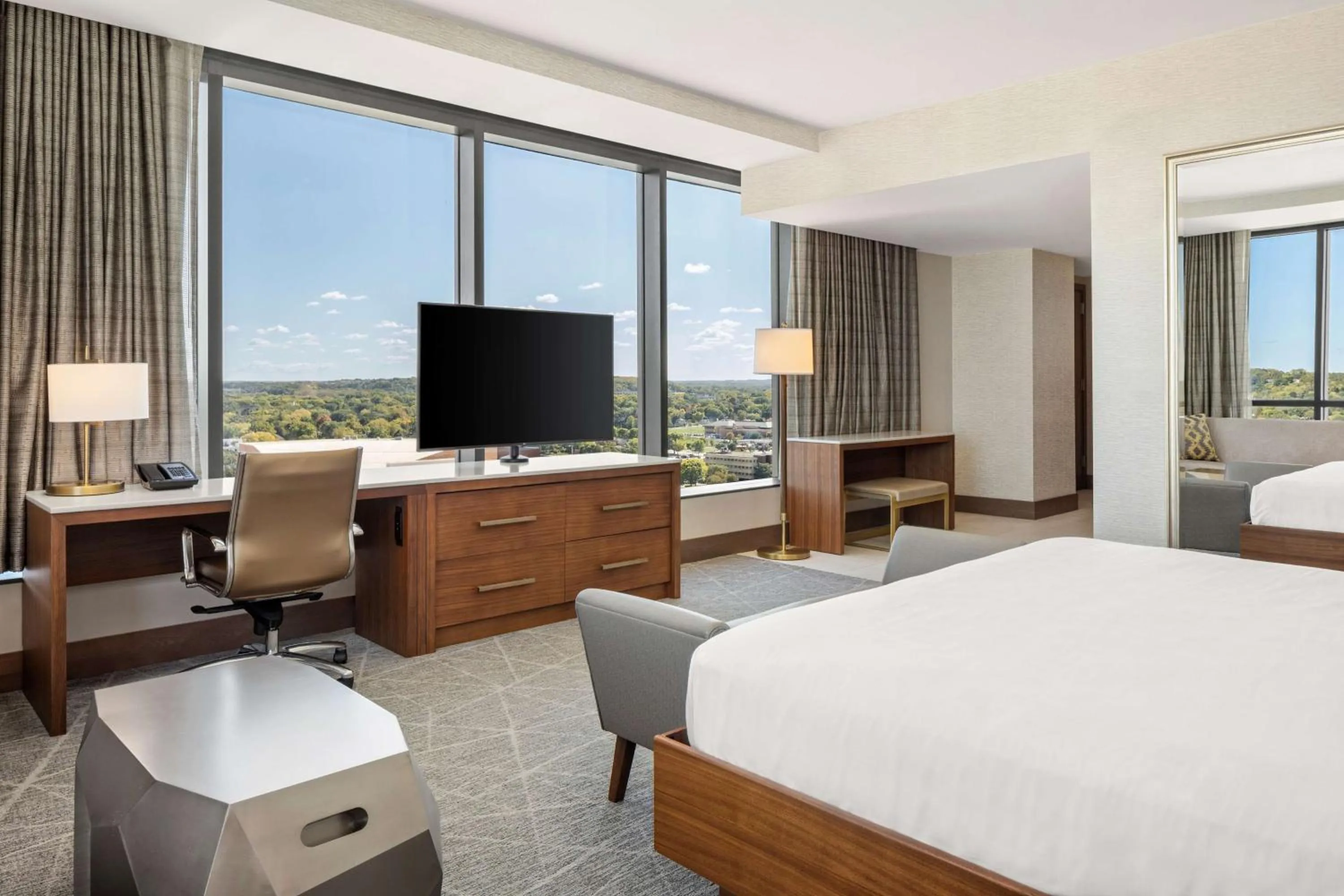 Bedroom, Bed in Hilton Rochester Mayo Clinic Area