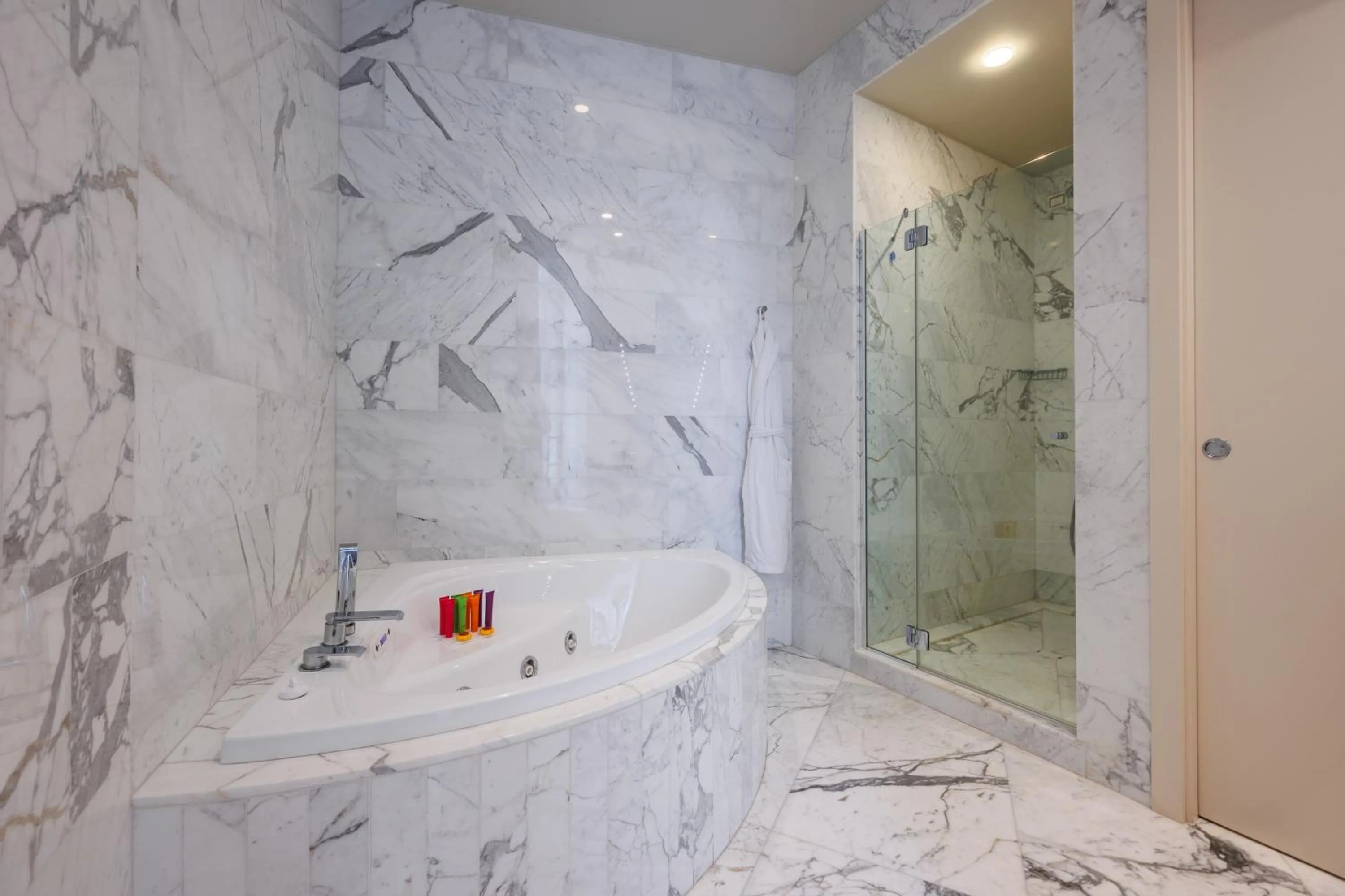 Bath in JR Hotels Bari Grande Albergo delle Nazioni